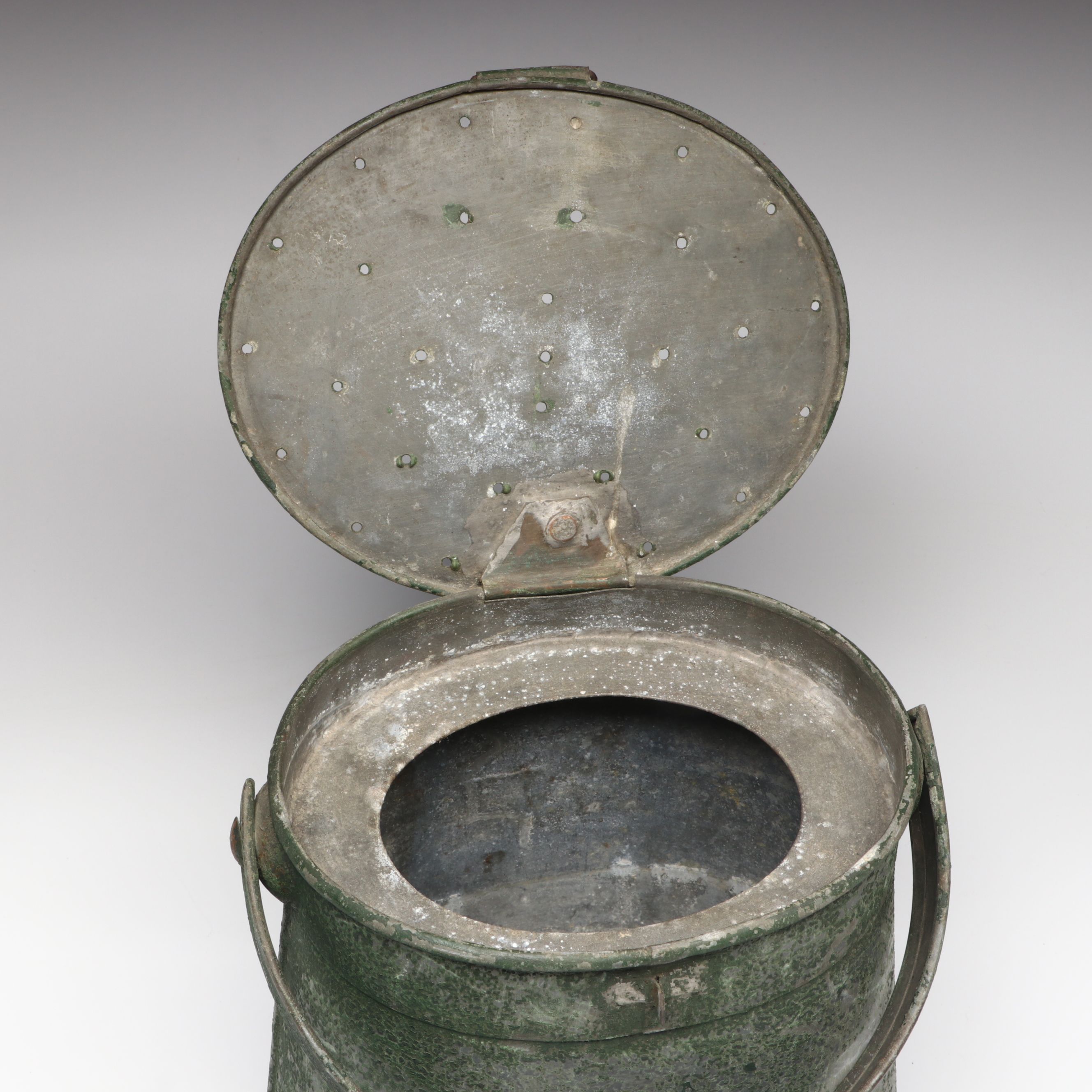 Lidded Metal Fishing Bait Bucket