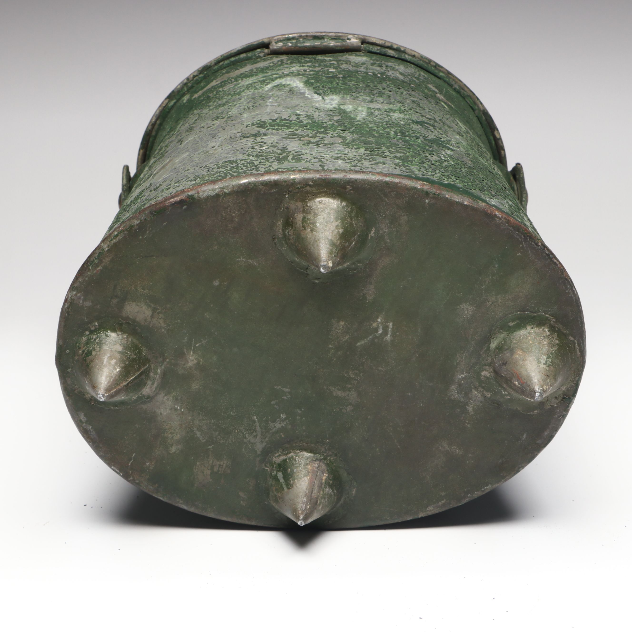 Lidded Metal Fishing Bait Bucket