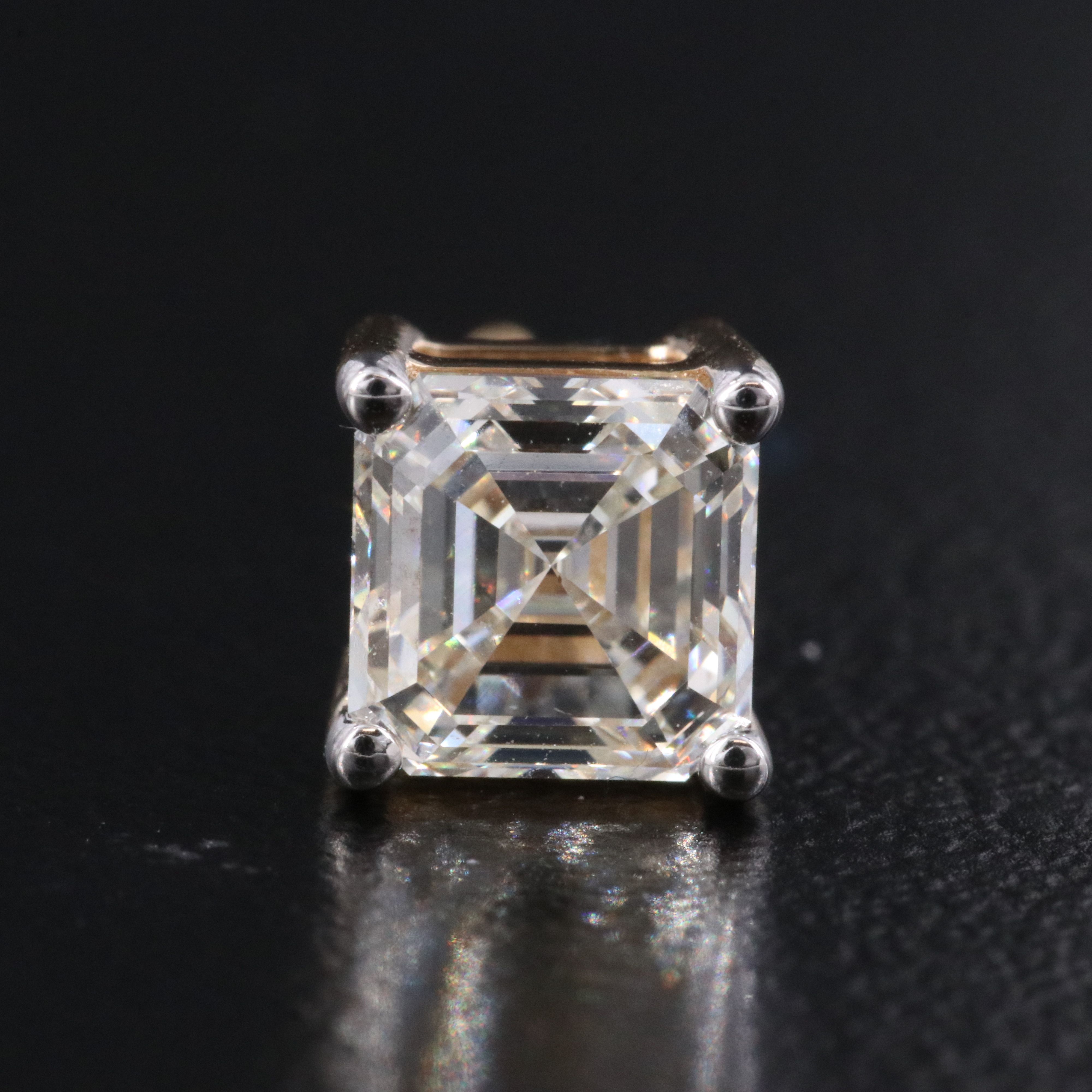 18K 2.01 CT Diamond Stud Earrings with GIA Reports