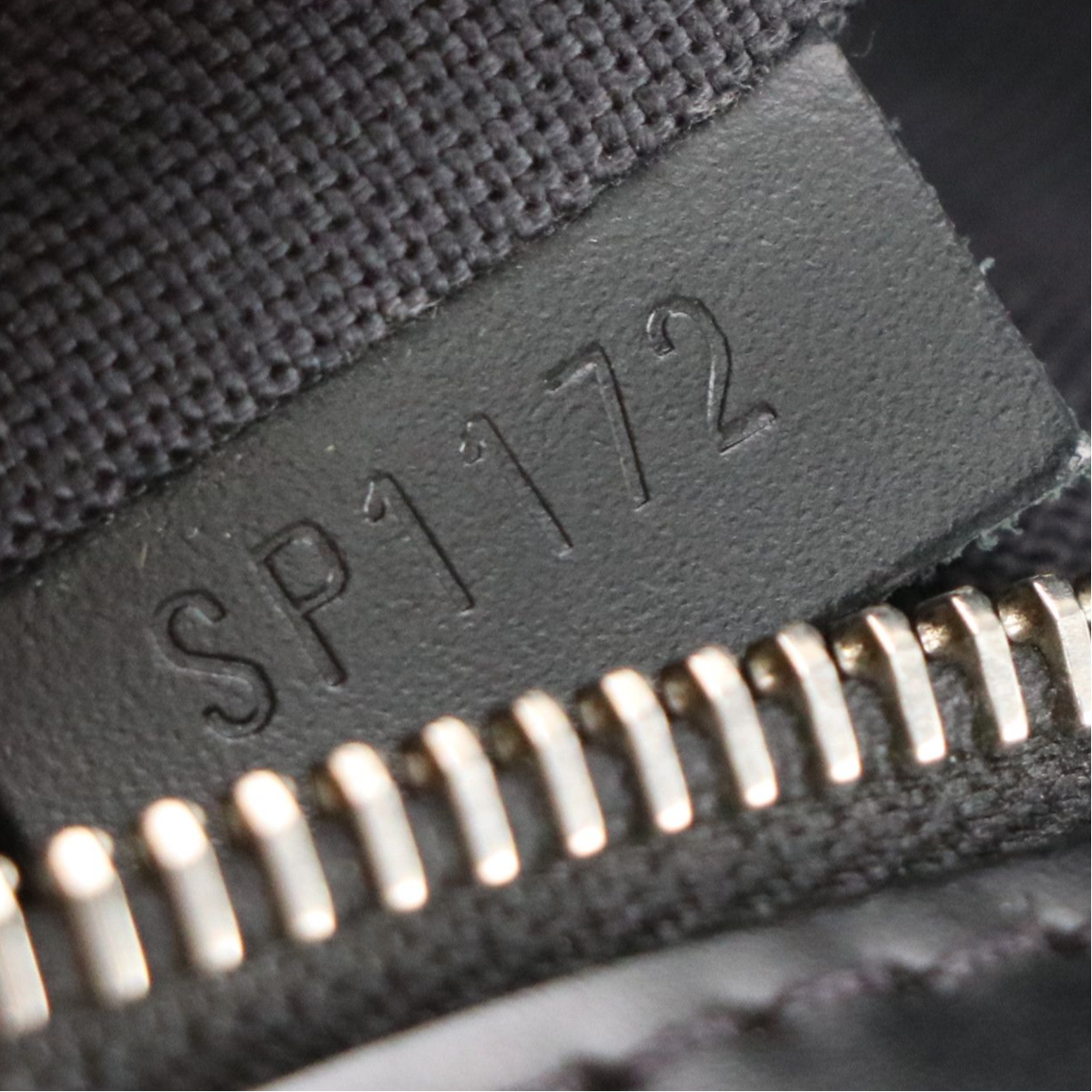 Louis Vuitton Daniel MM Crossbody Messenger Bag in Damier Graphite Canvas