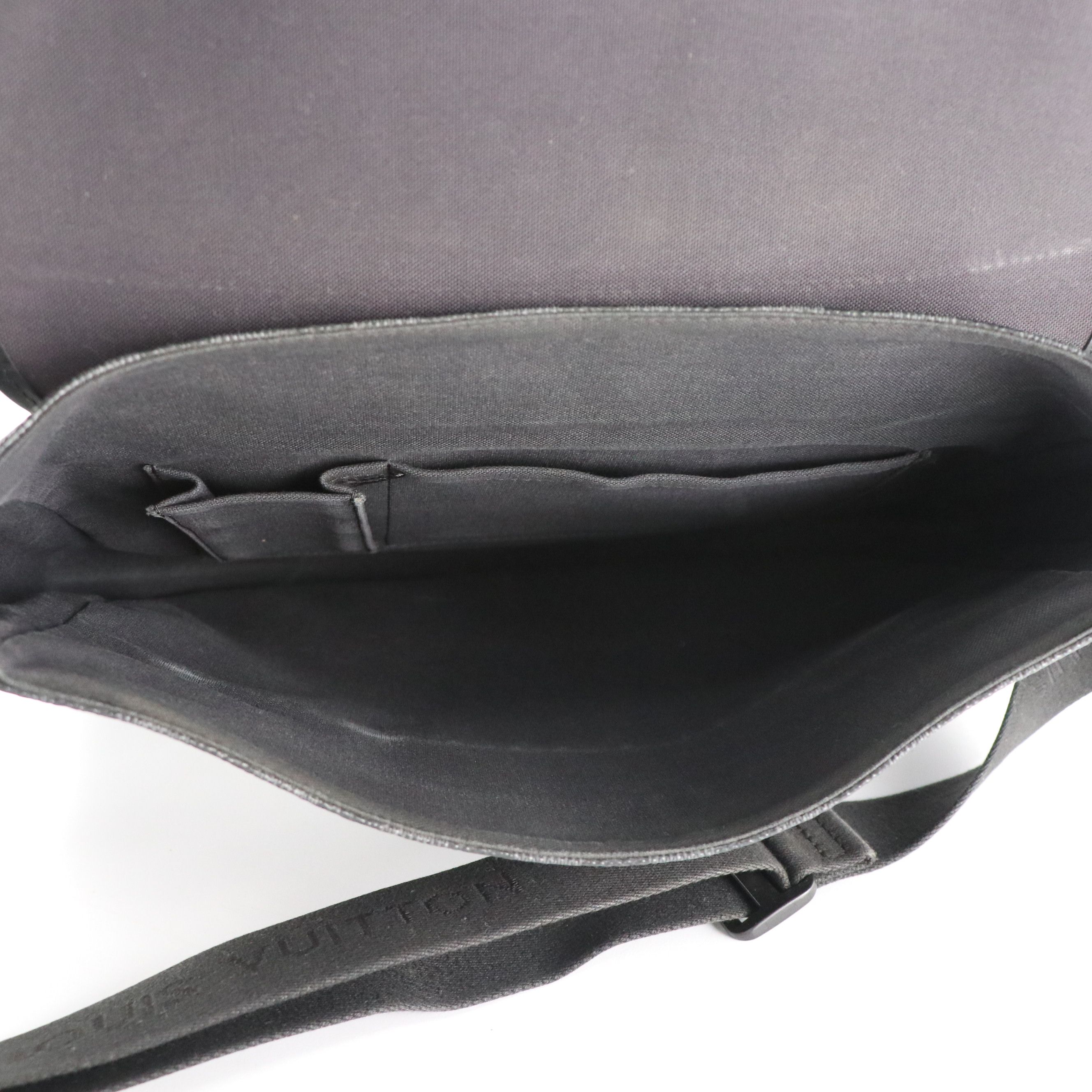 Louis Vuitton Daniel MM Crossbody Messenger Bag in Damier Graphite Canvas