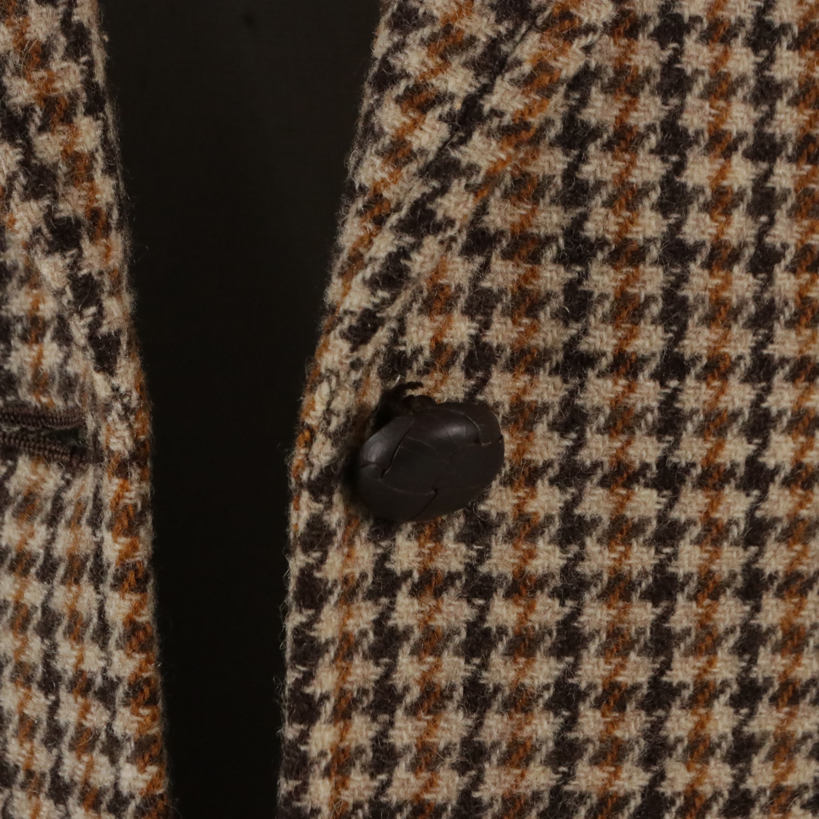 Burberrys Blazer in Brown Houndstooth Printed Wool with Leather Buttons
