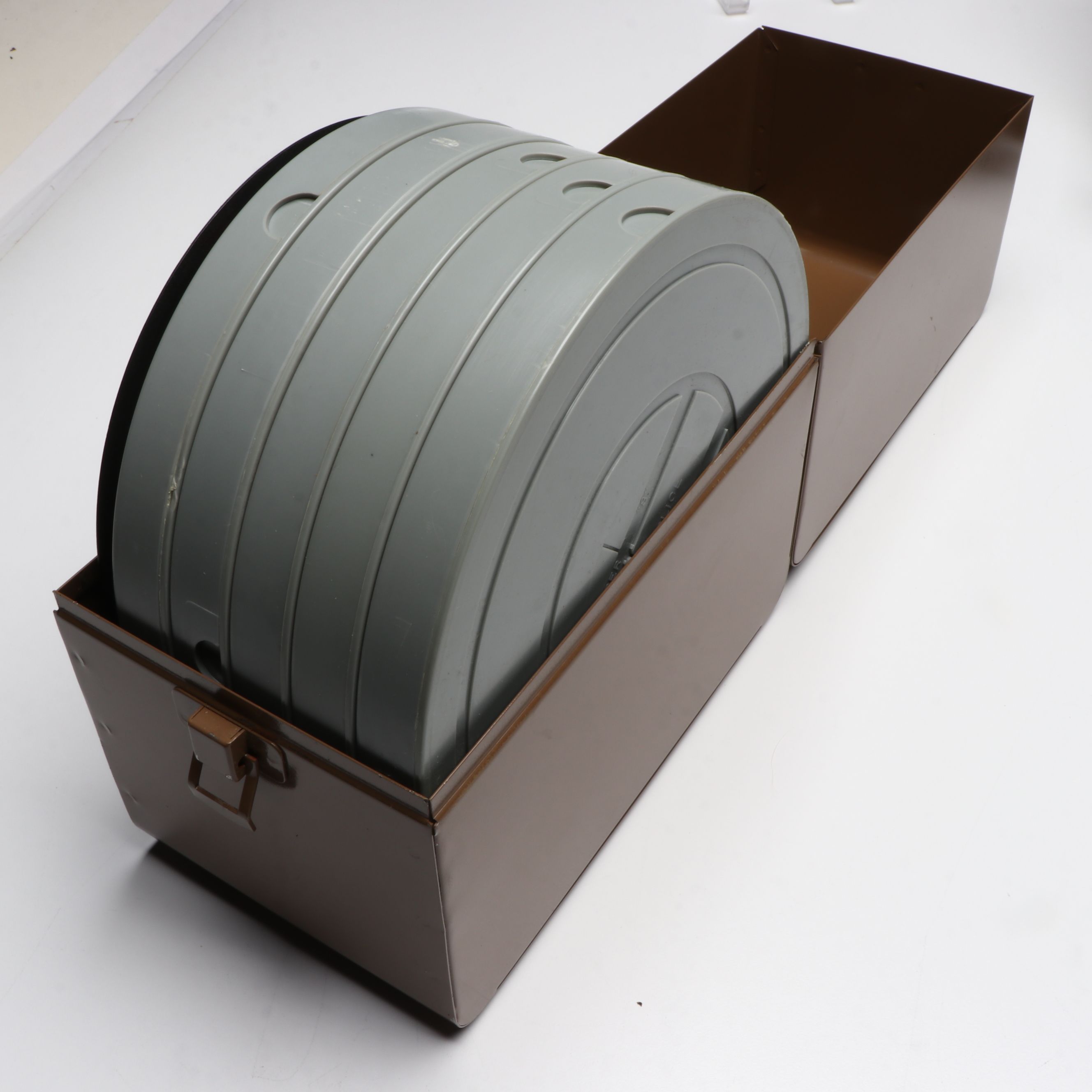 Suntar 909 Dual 8 Movie Editor with 3-D Title Outfit, Reels and More Accessories