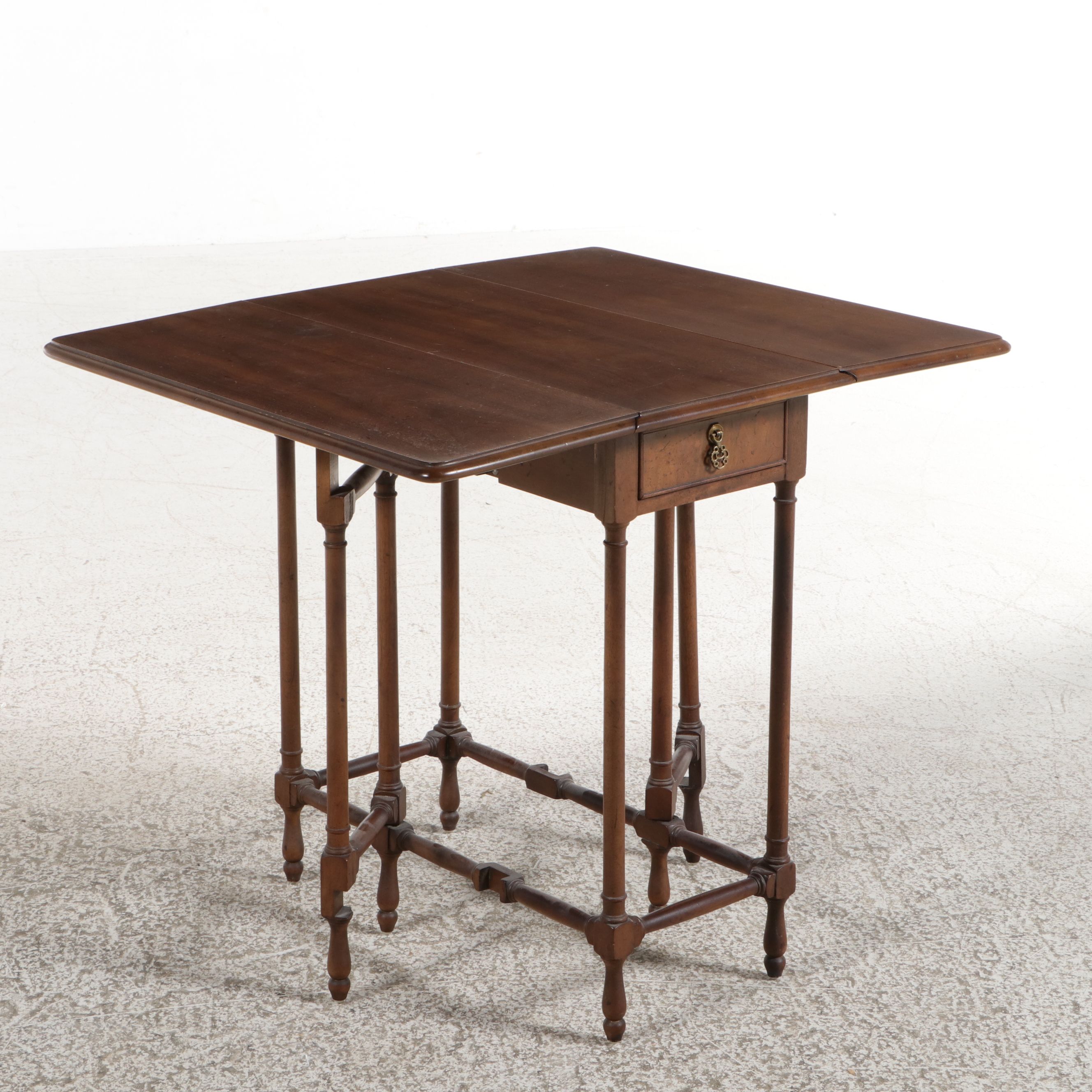 William and Mary Style Cherry Finish Gate-Leg Table, Mid to Late 20th Century