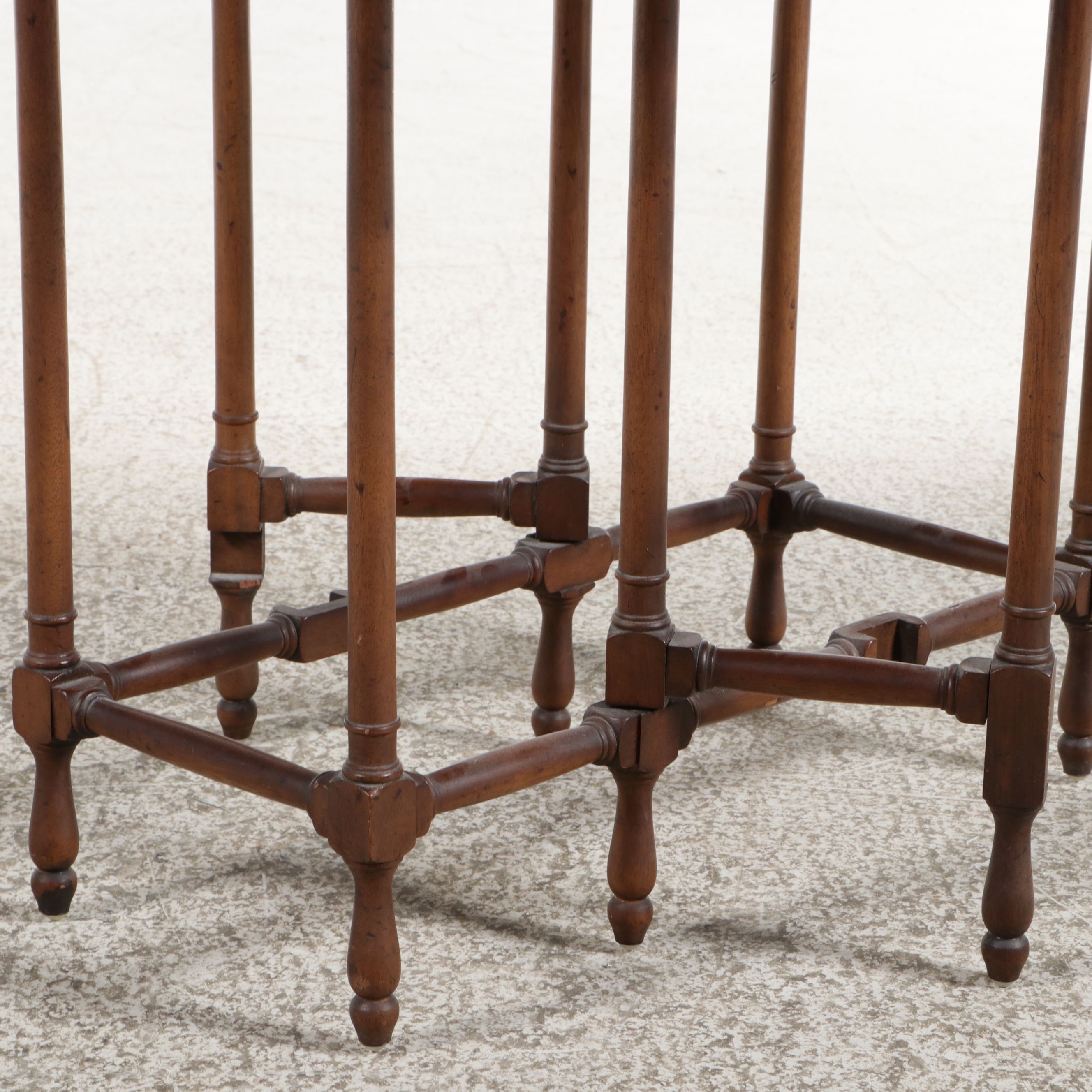 William and Mary Style Cherry Finish Gate-Leg Table, Mid to Late 20th Century