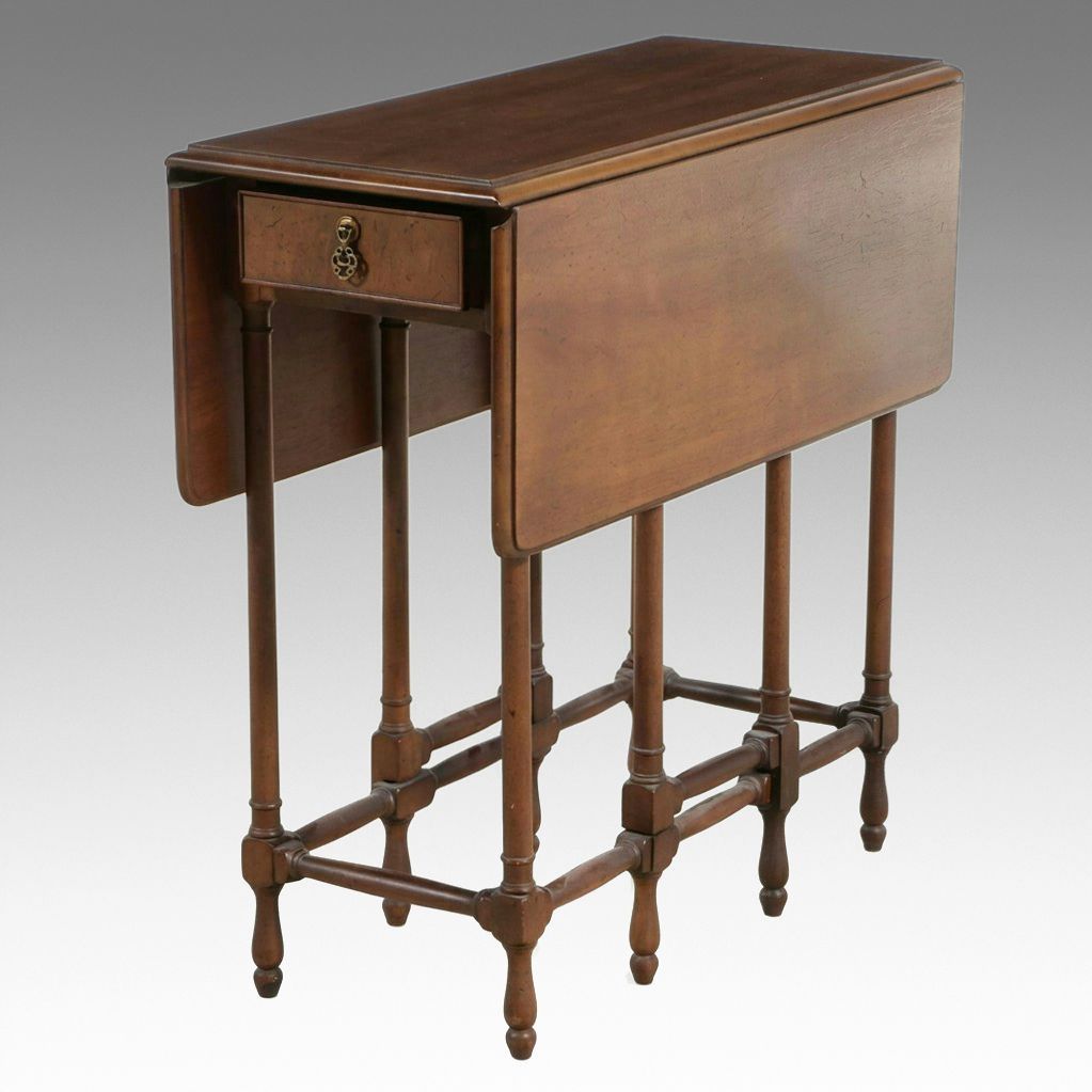 William and Mary Style Cherry Finish Gate-Leg Table, Mid to Late 20th Century