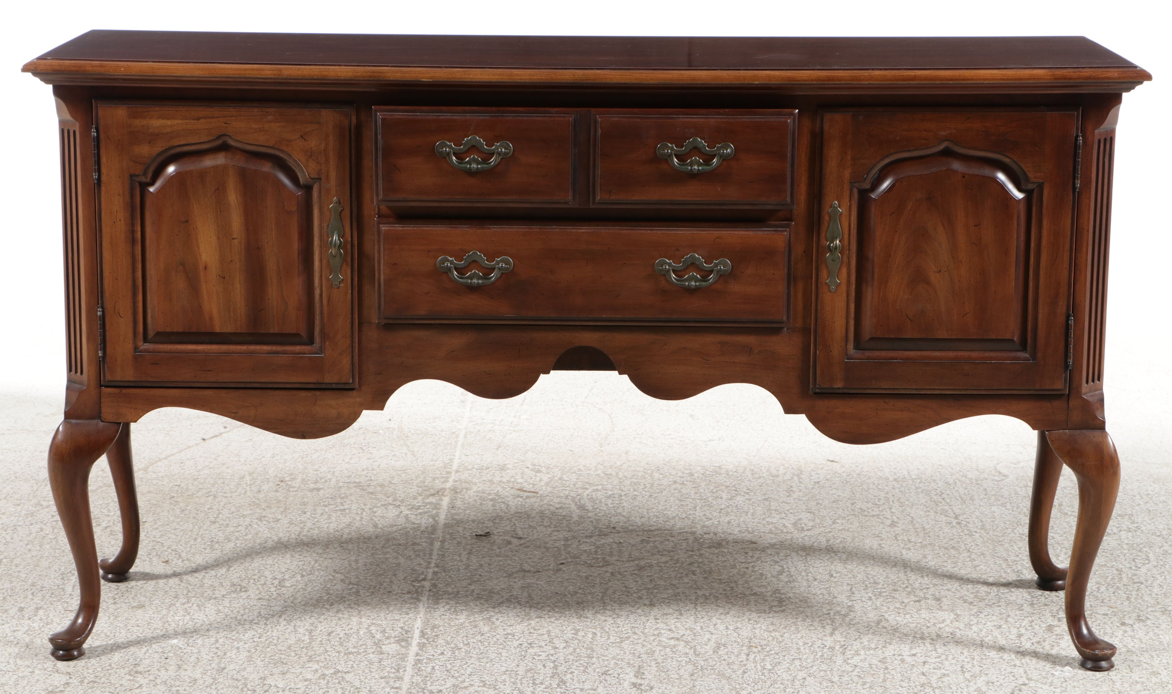 Thomasville Queen Anne Style Cherry Finish Buffet, Late 20th Century