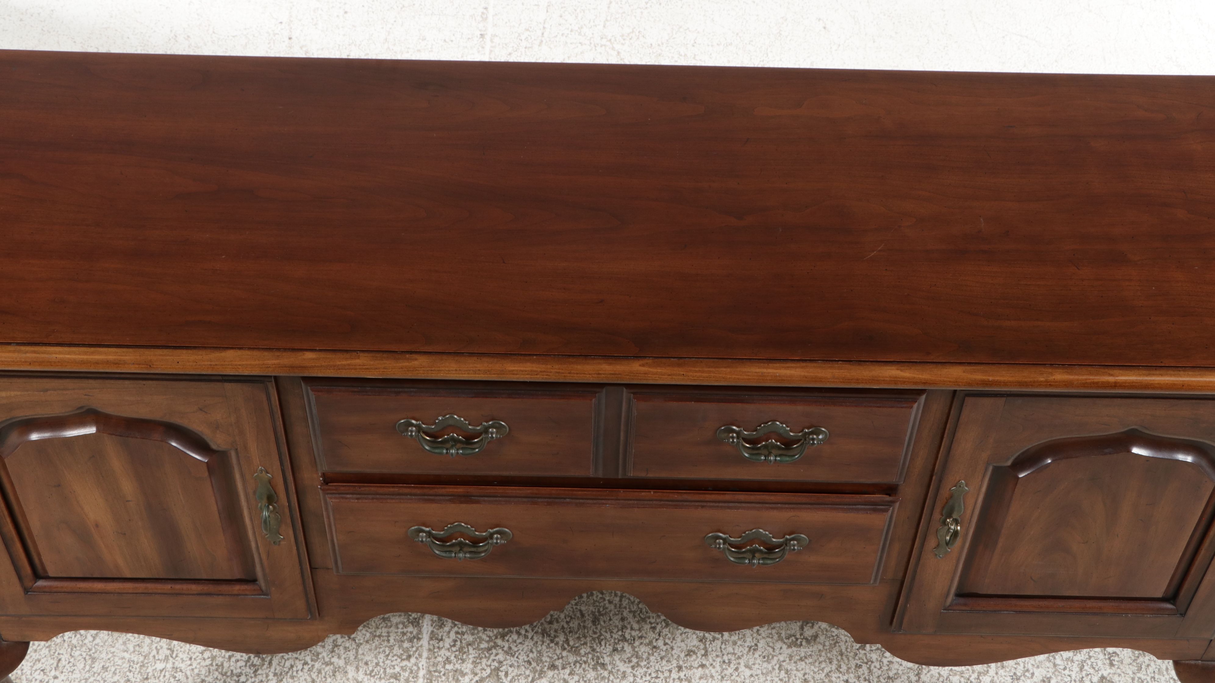 Thomasville Queen Anne Style Cherry Finish Buffet, Late 20th Century