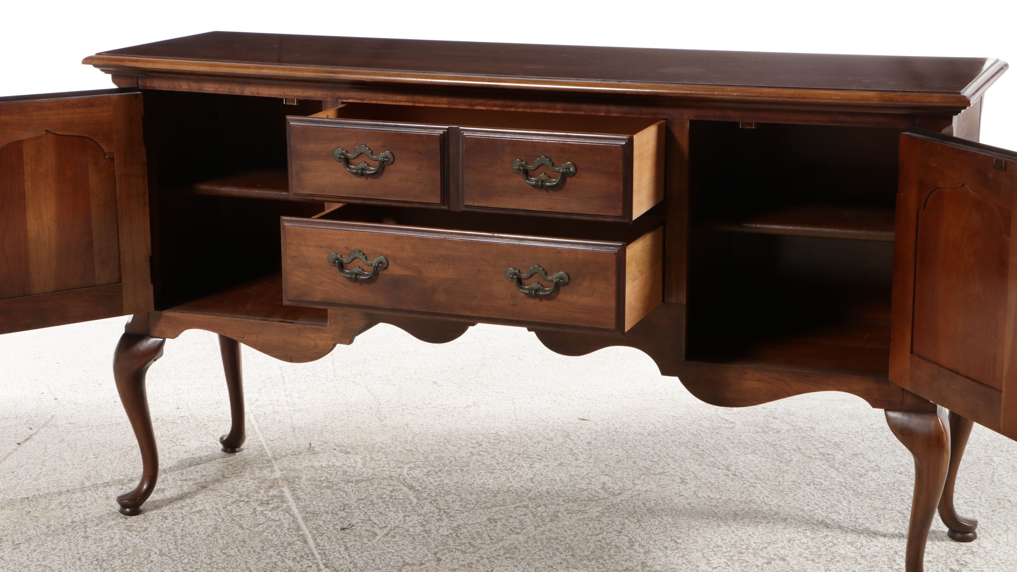 Thomasville Queen Anne Style Cherry Finish Buffet, Late 20th Century