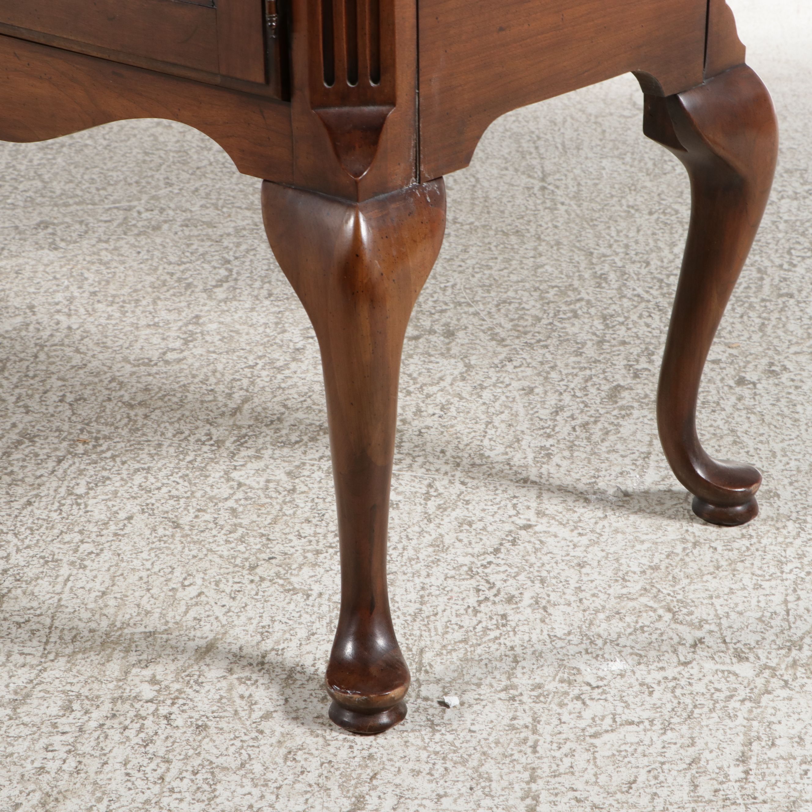 Thomasville Queen Anne Style Cherry Finish Buffet, Late 20th Century