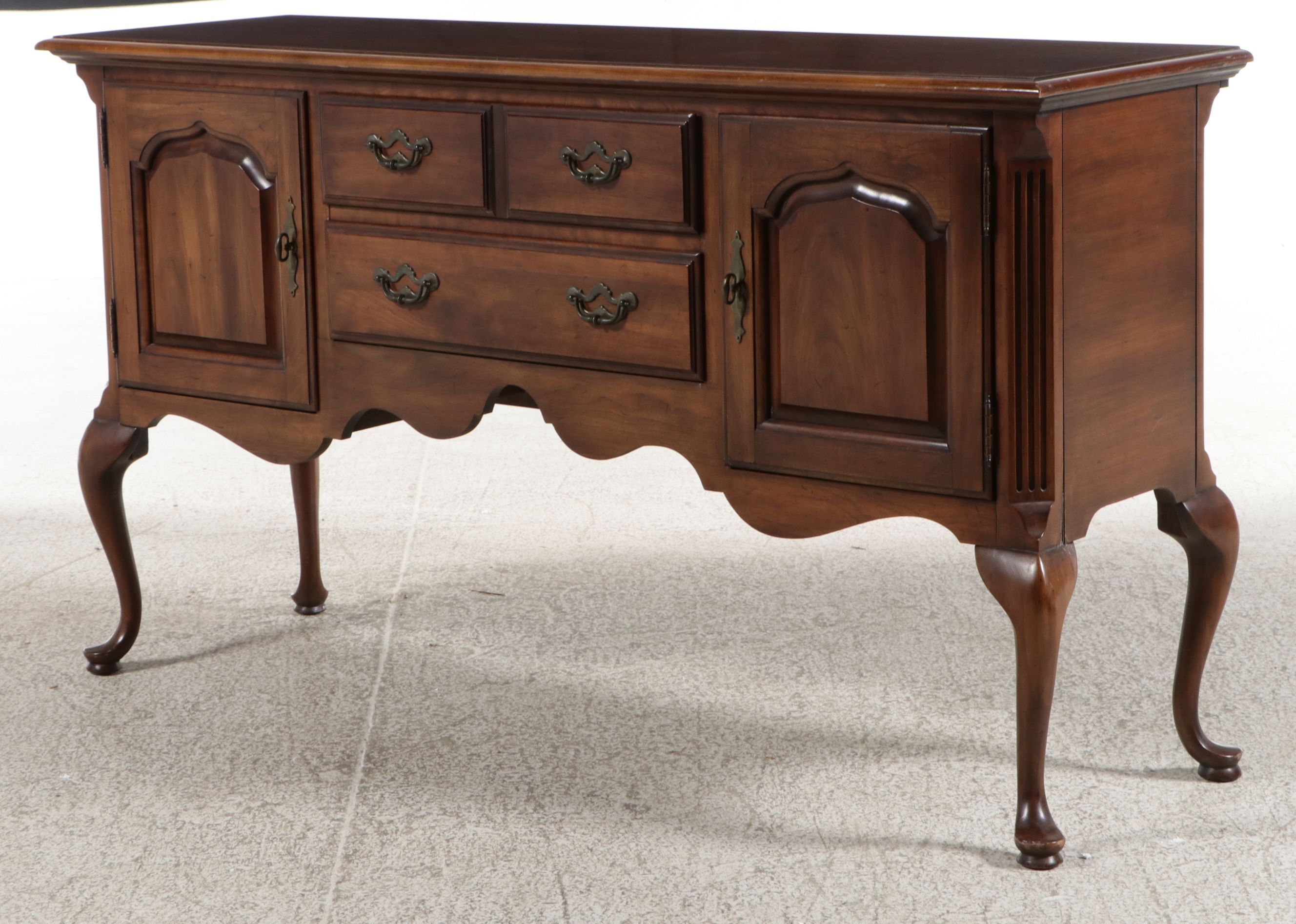 Thomasville Queen Anne Style Cherry Finish Buffet, Late 20th Century