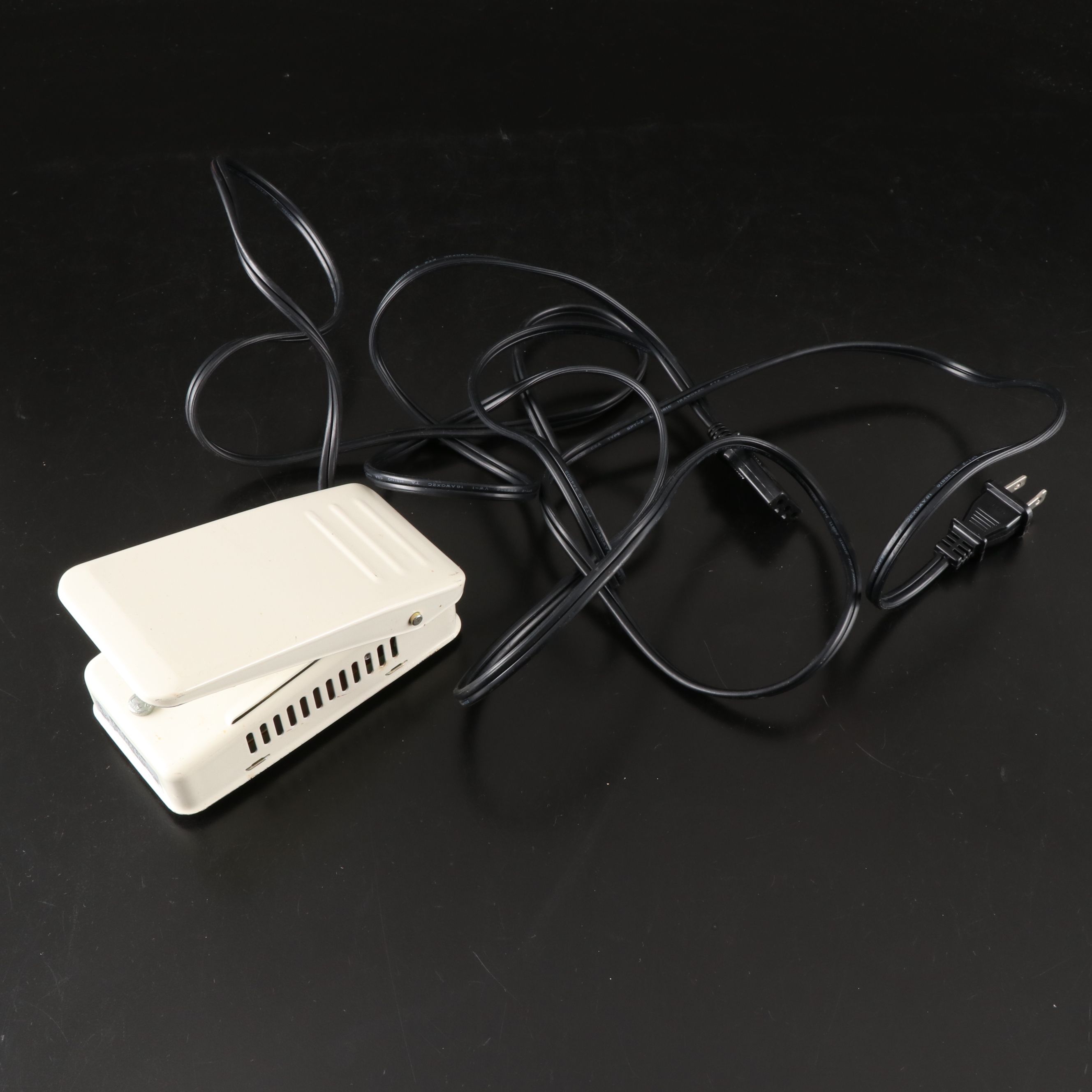 Elna Elnita 225 Electric Sewing Machine with Carrying Case, 1990s