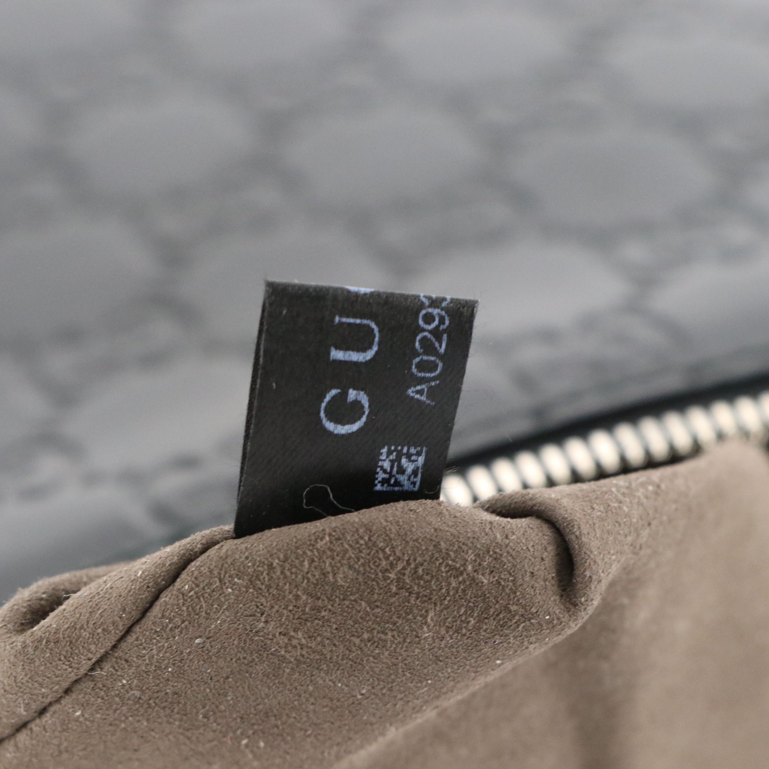 Gucci Black Guccissima and Smooth Leather Medium Front Zip Crossbody Bag