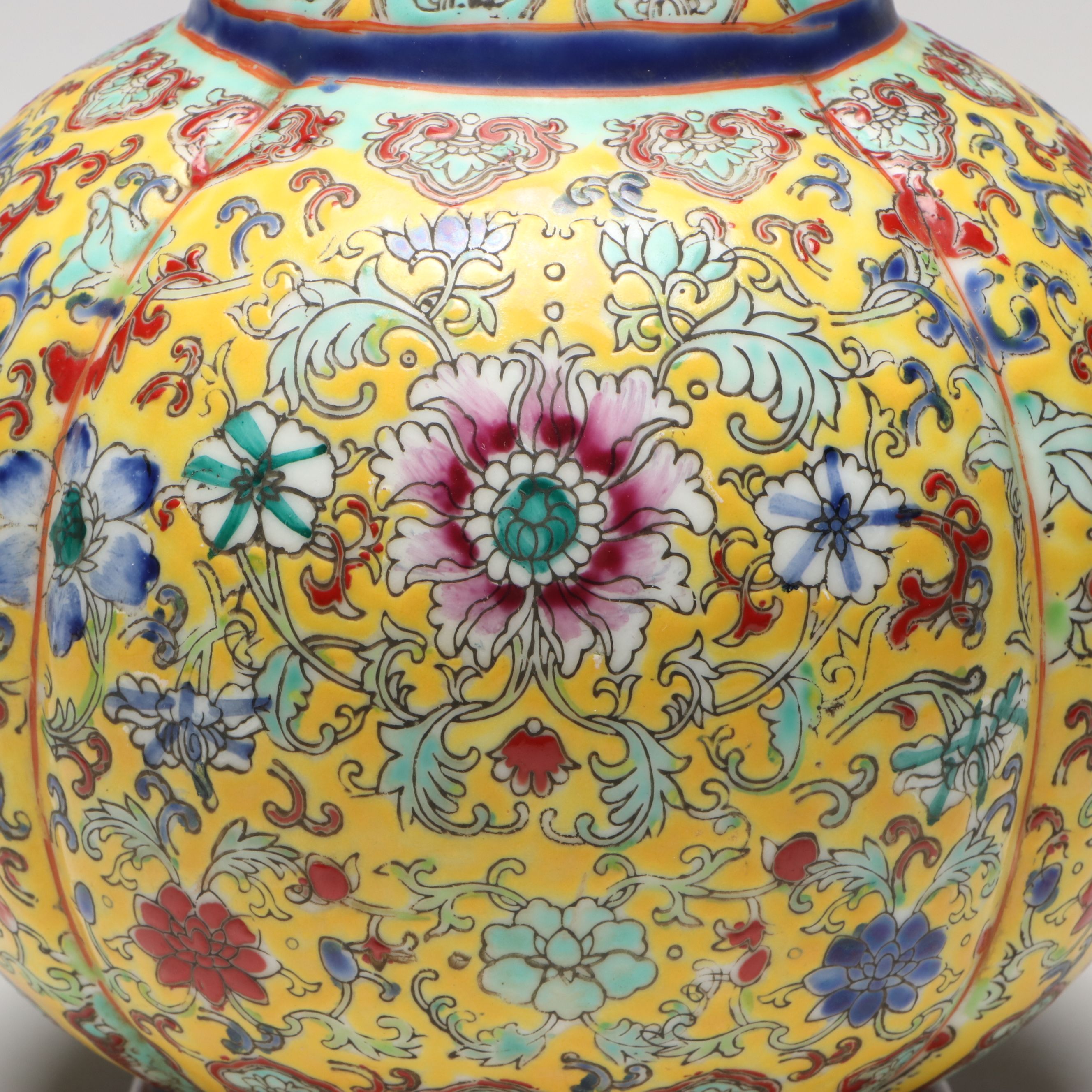 Late Qing Dynasty Long-Necked Haitangzun Famille Jaune Lobed Porcelain Vase