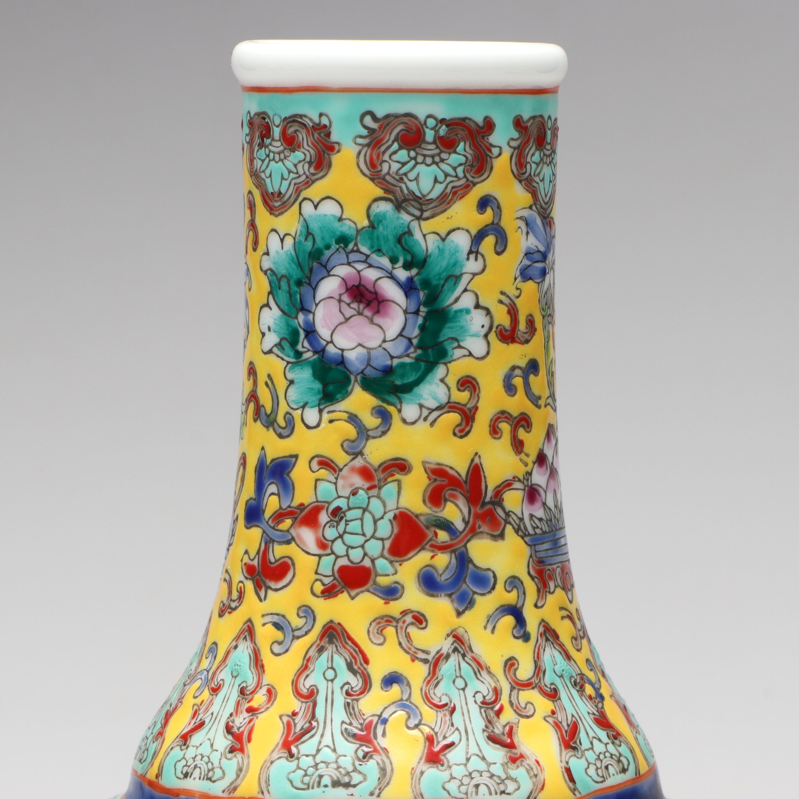 Late Qing Dynasty Long-Necked Haitangzun Famille Jaune Lobed Porcelain Vase