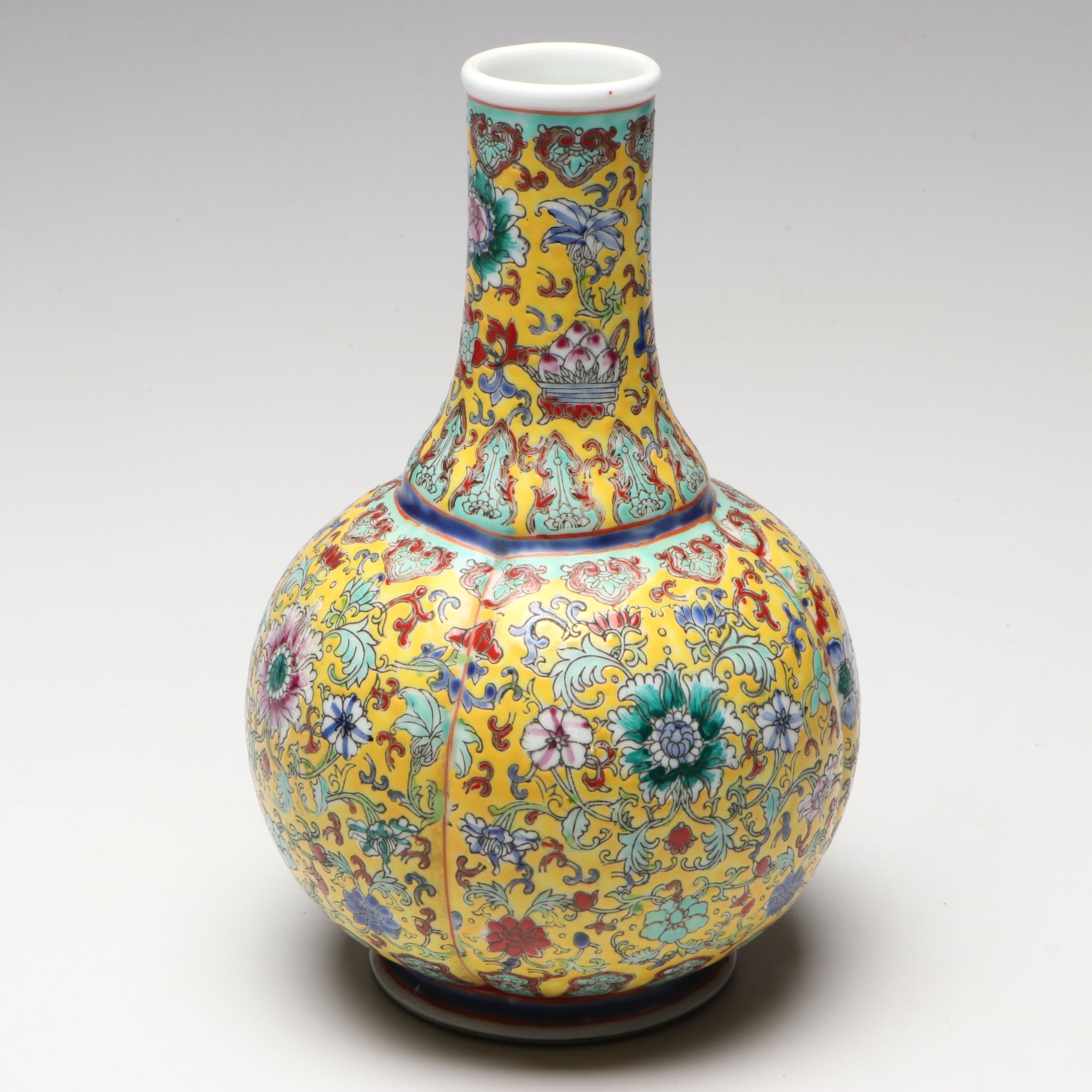 Late Qing Dynasty Long-Necked Haitangzun Famille Jaune Lobed Porcelain Vase