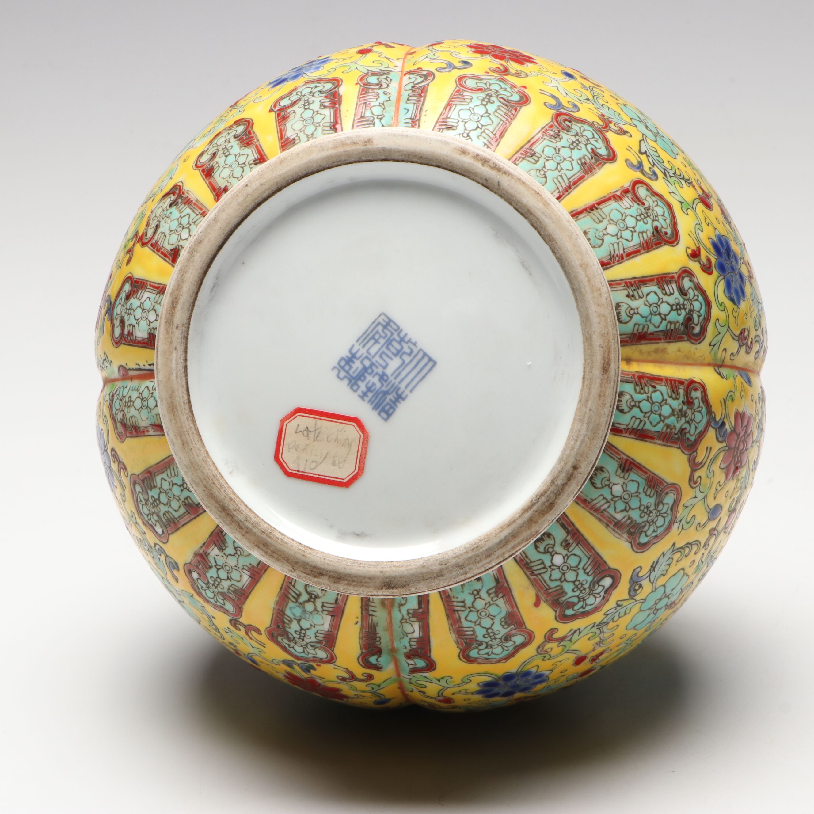 Late Qing Dynasty Long-Necked Haitangzun Famille Jaune Lobed Porcelain Vase