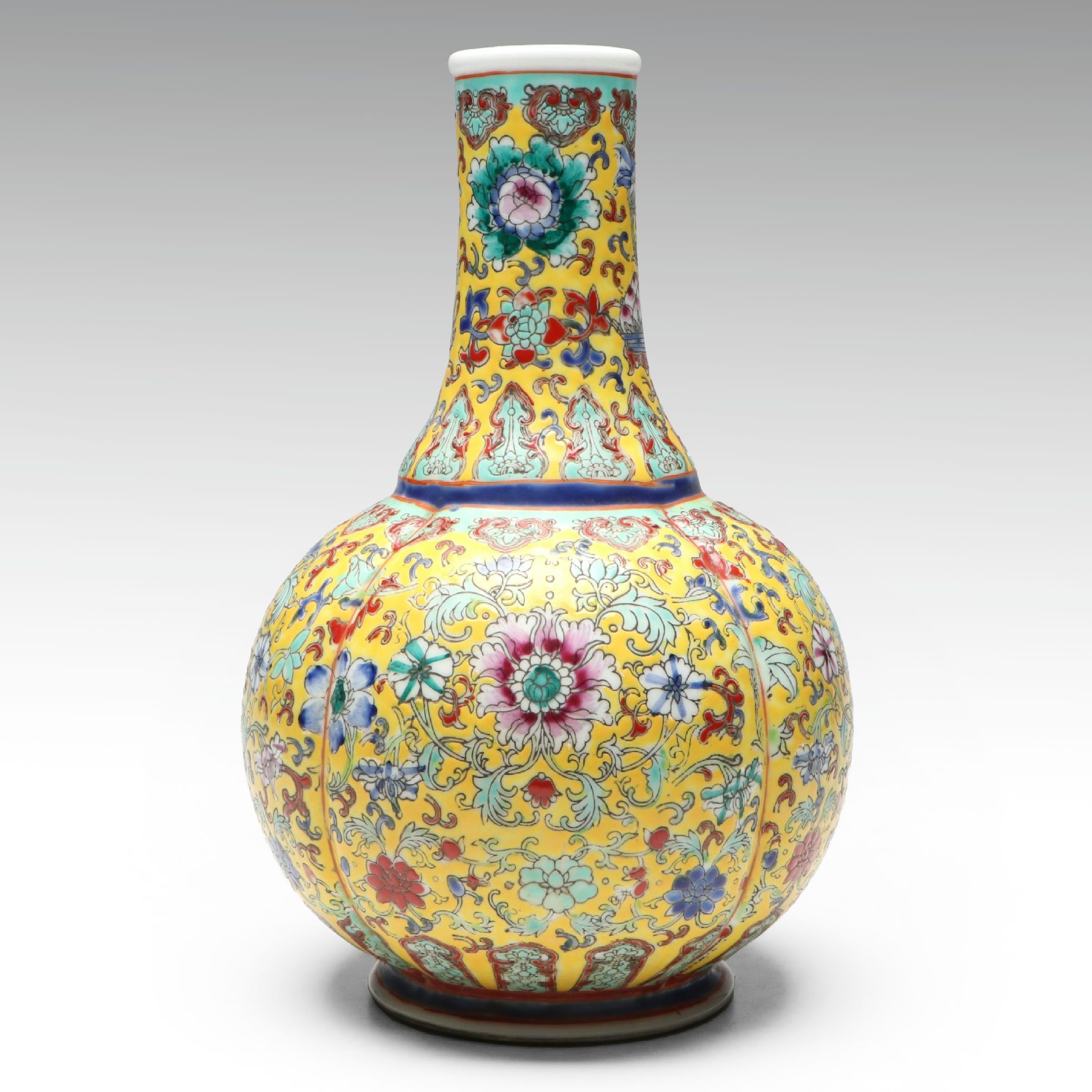Late Qing Dynasty Long-Necked Haitangzun Famille Jaune Lobed Porcelain Vase