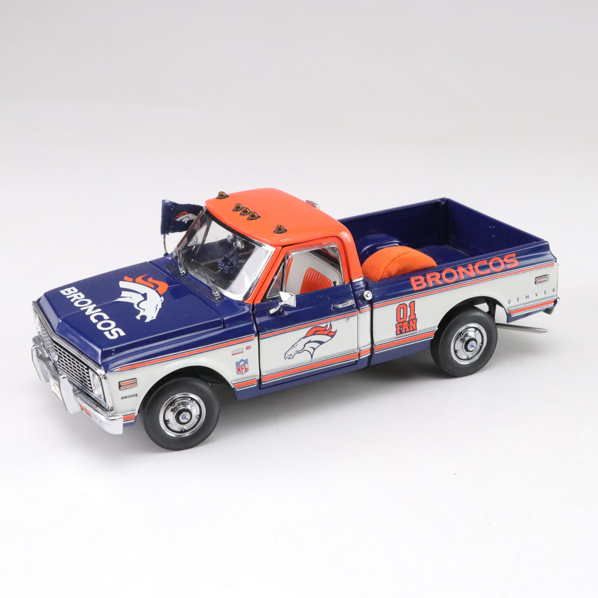 Danbury Mint Die Cast 1/27 "Broncos" 1972 Chevrolet Pickup with Ford F-350