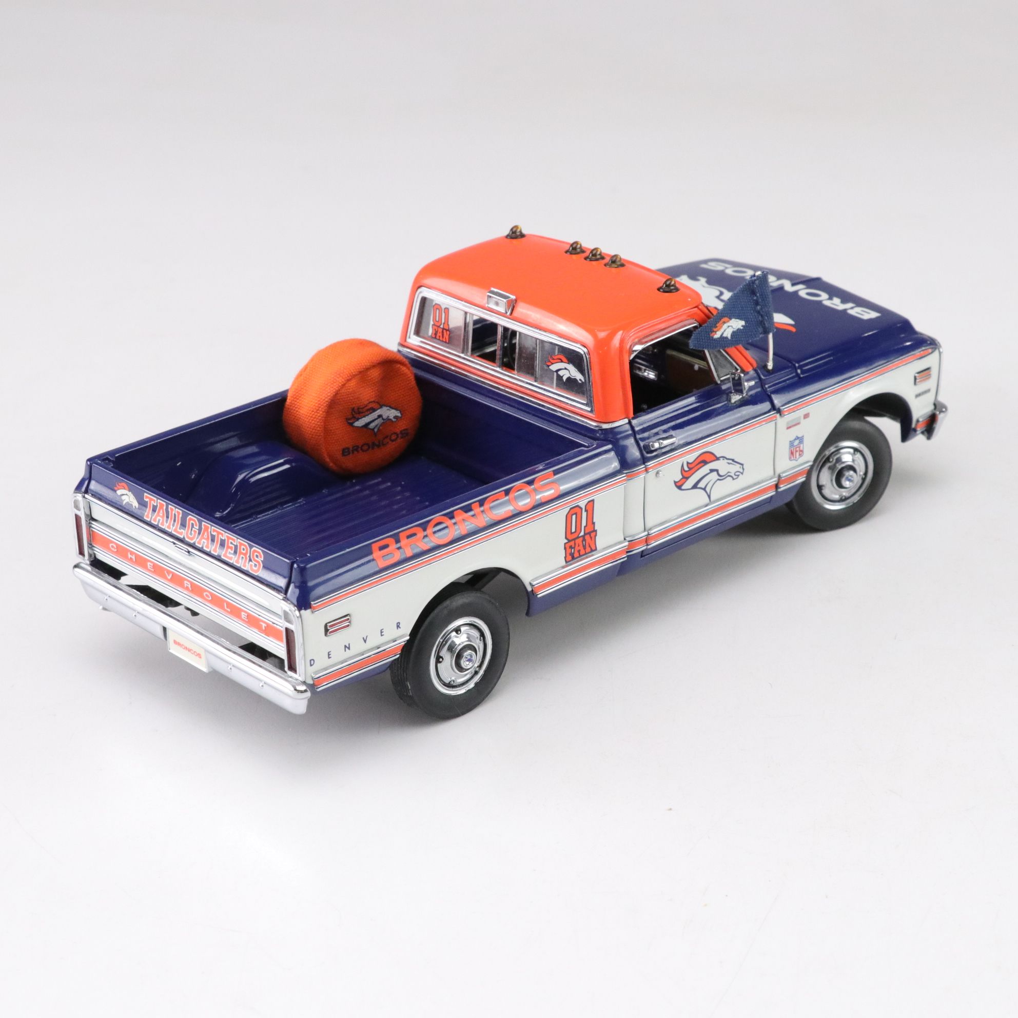 Danbury Mint Die Cast 1/27 "Broncos" 1972 Chevrolet Pickup with Ford F-350