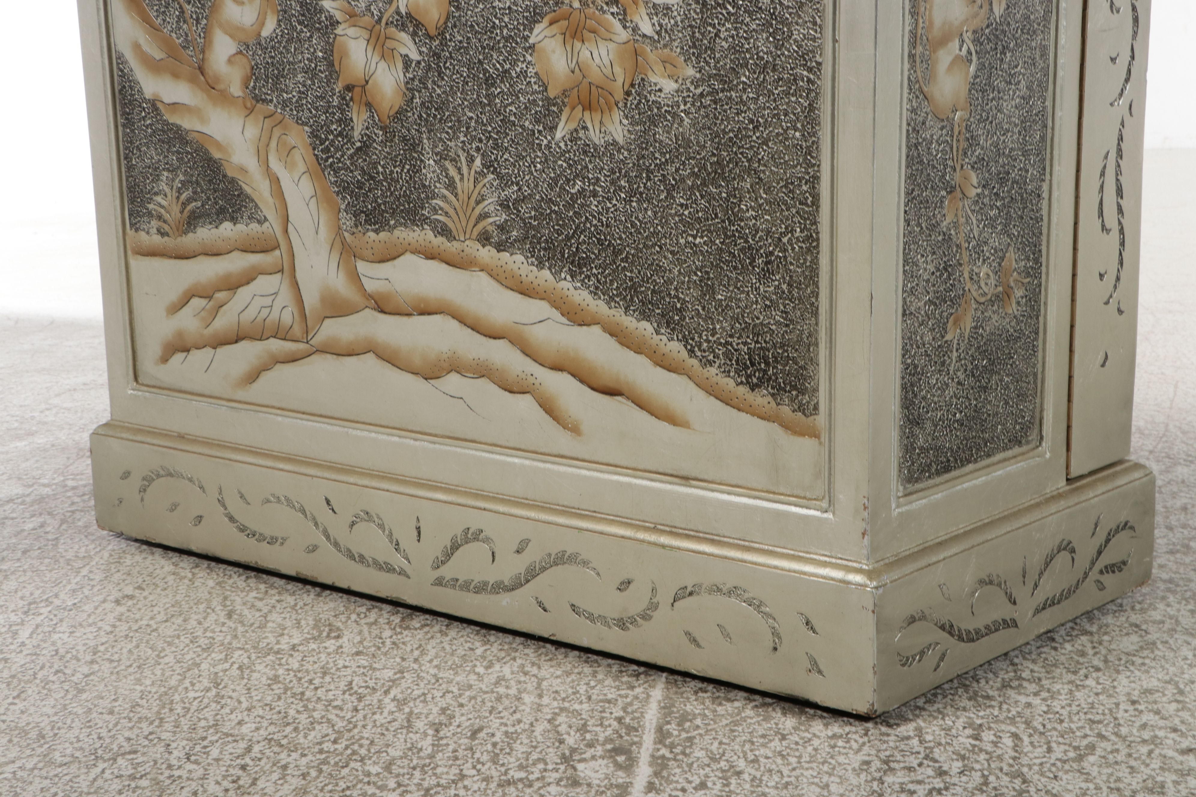 Hollywood Regency Style Lacquered Wood Chinoiserie Decorated Dry Bar Cabinet