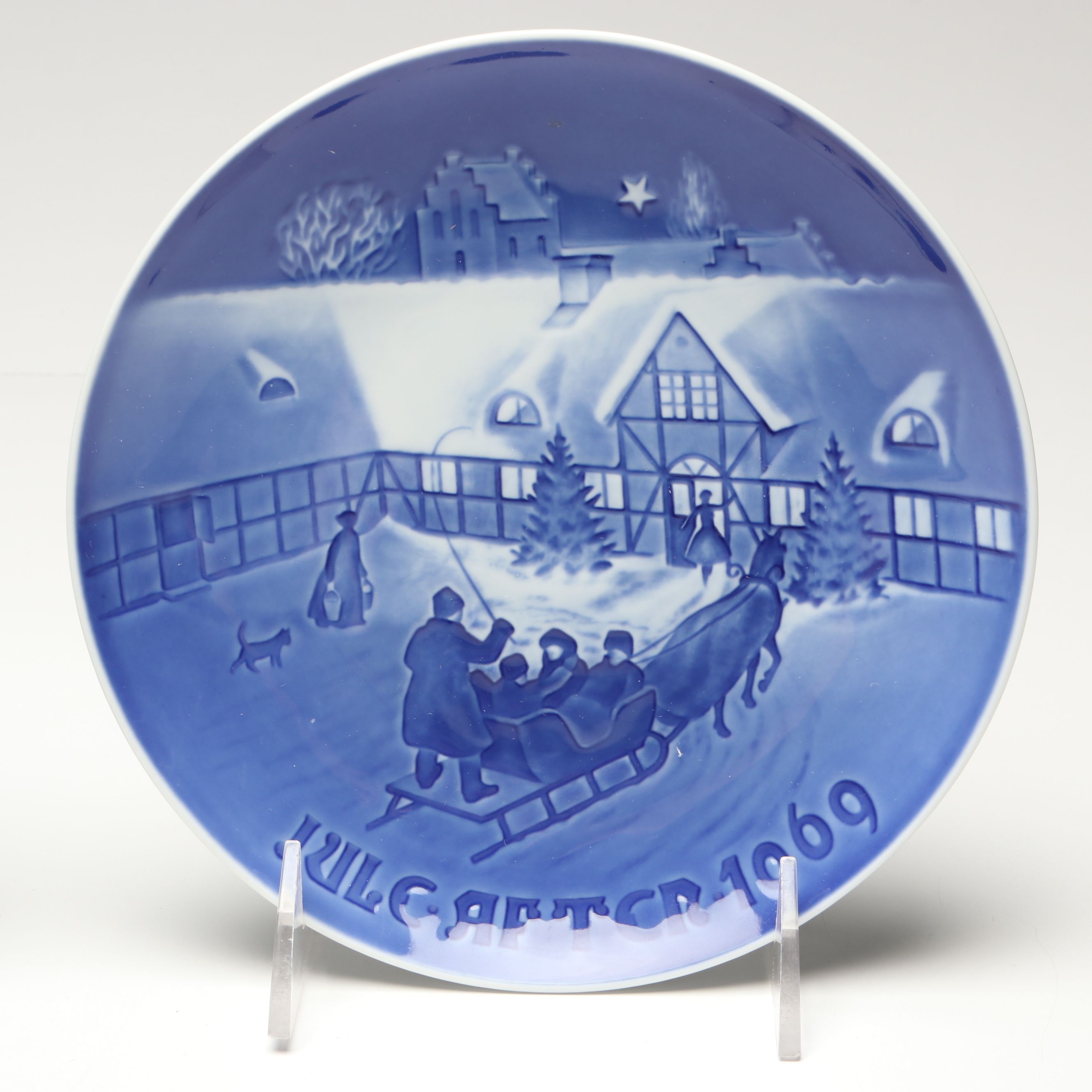 Bing & Grøndahl Porcelain Collector Plates Featuring "Julegrønden"