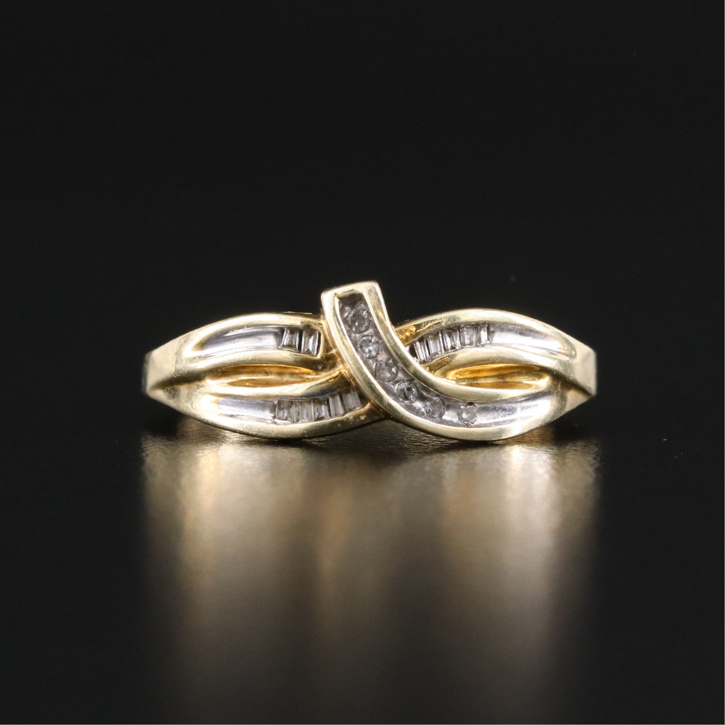 10K 0.10 CTW Diamond Crossover Ring