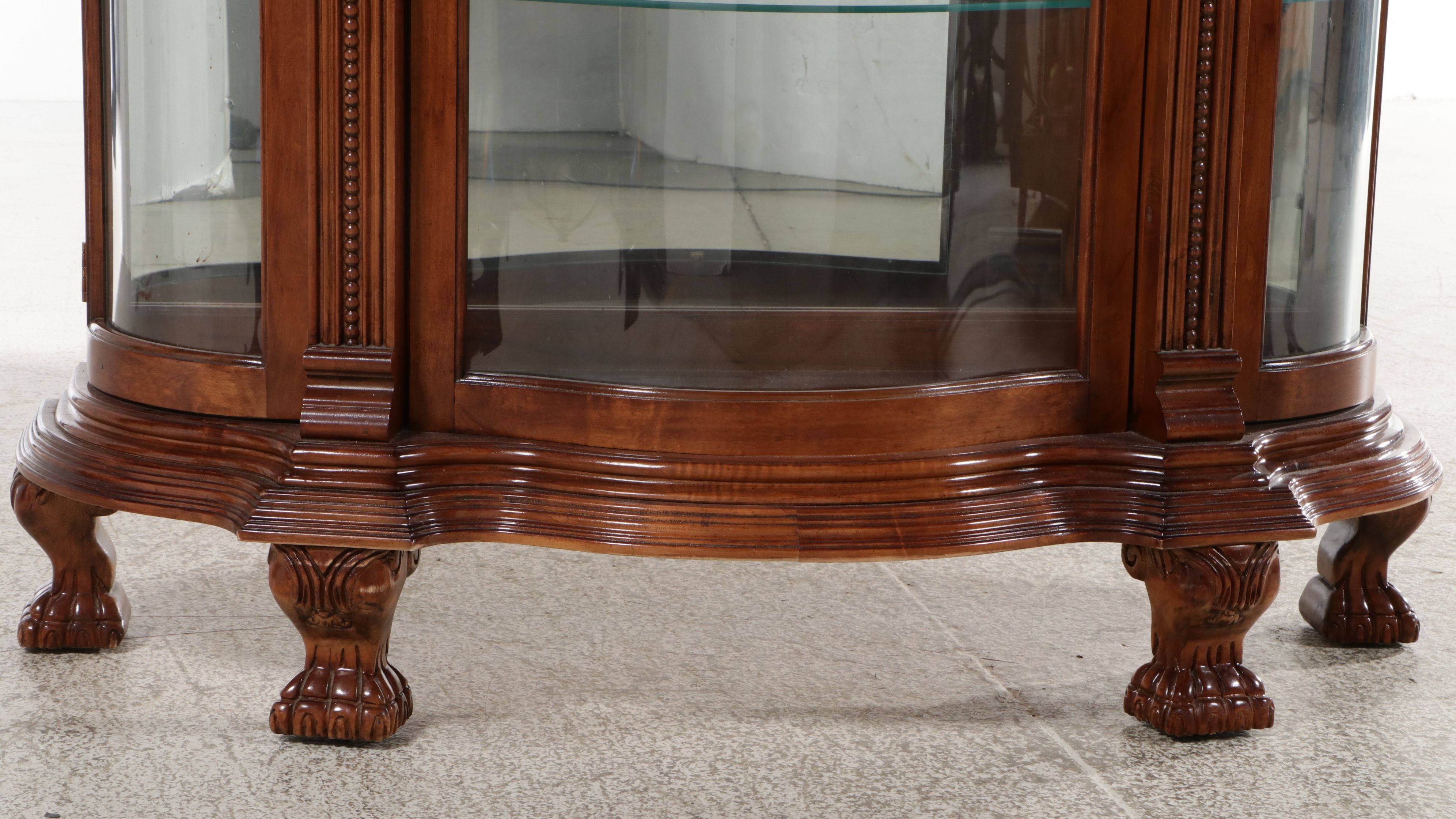 Pulaski Furniture Mahogany Finish Illuminated Curio Cabinet