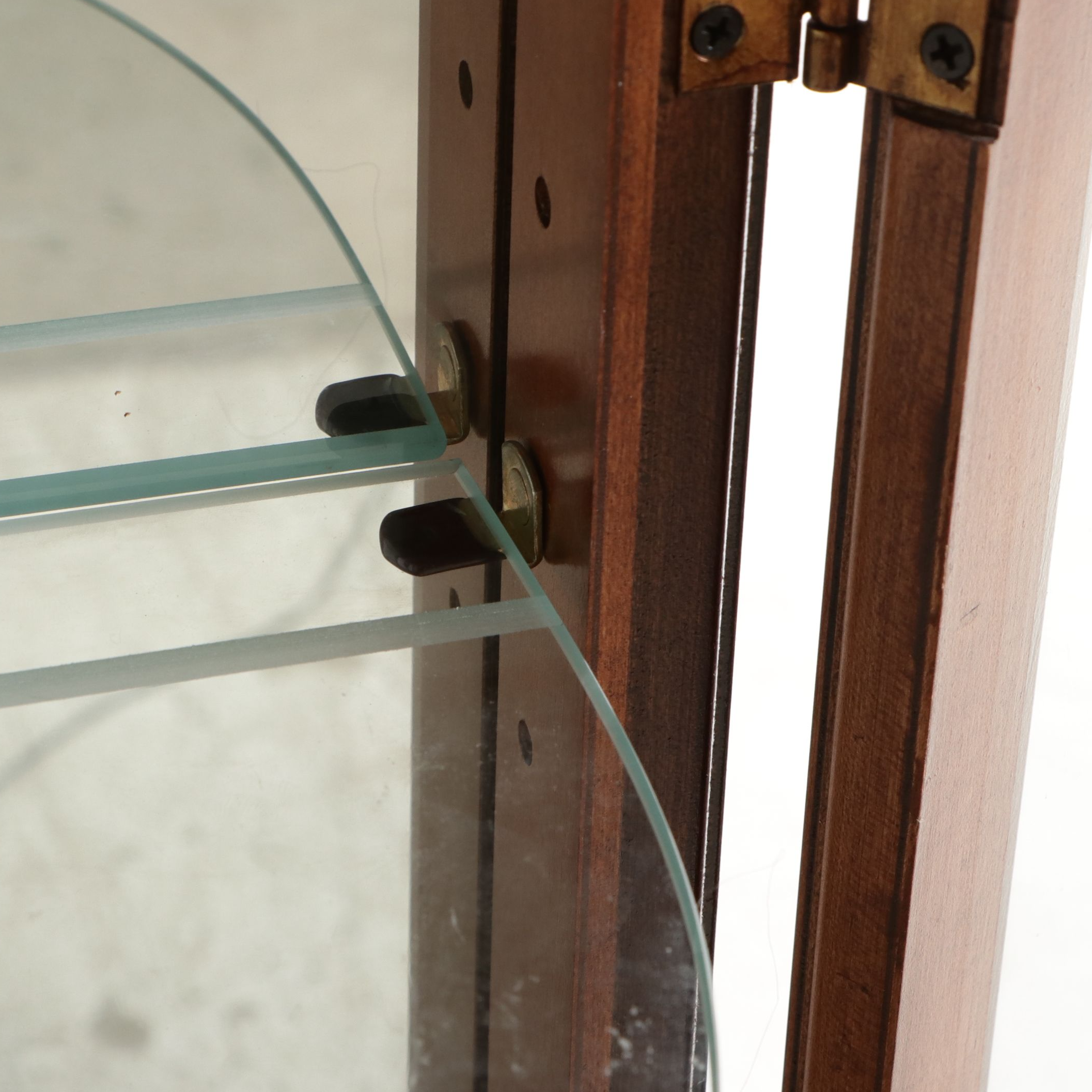 Pulaski Furniture Mahogany Finish Illuminated Curio Cabinet