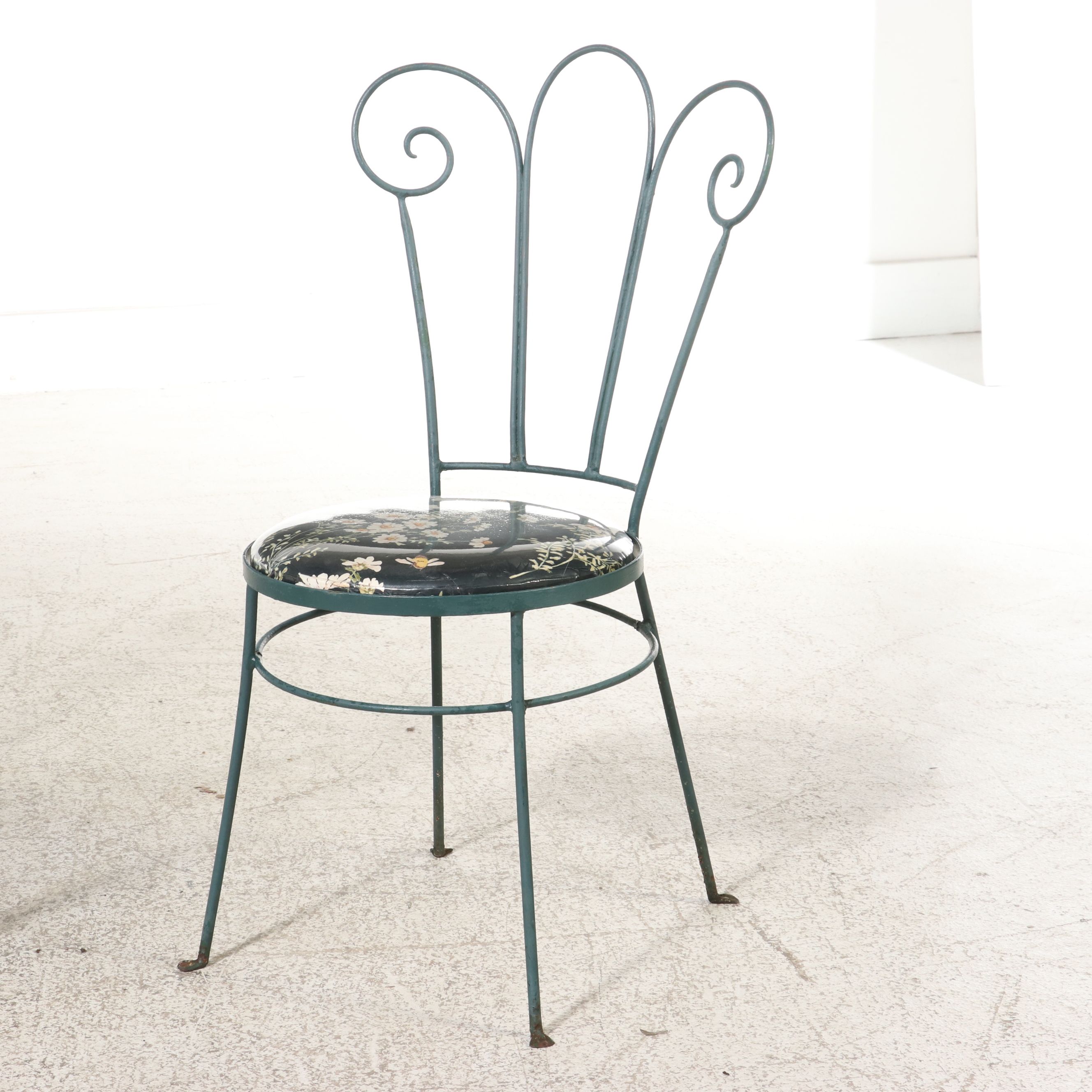 Green-Painted Wrought Iron Five-Piece Patio Dining Set, Late 20th Century