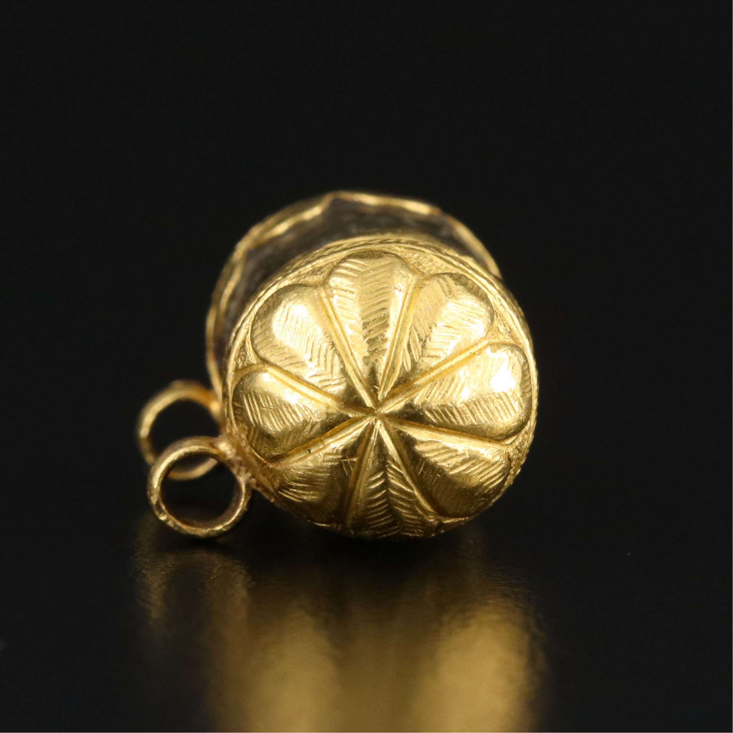 22K Horn Floral Pendant