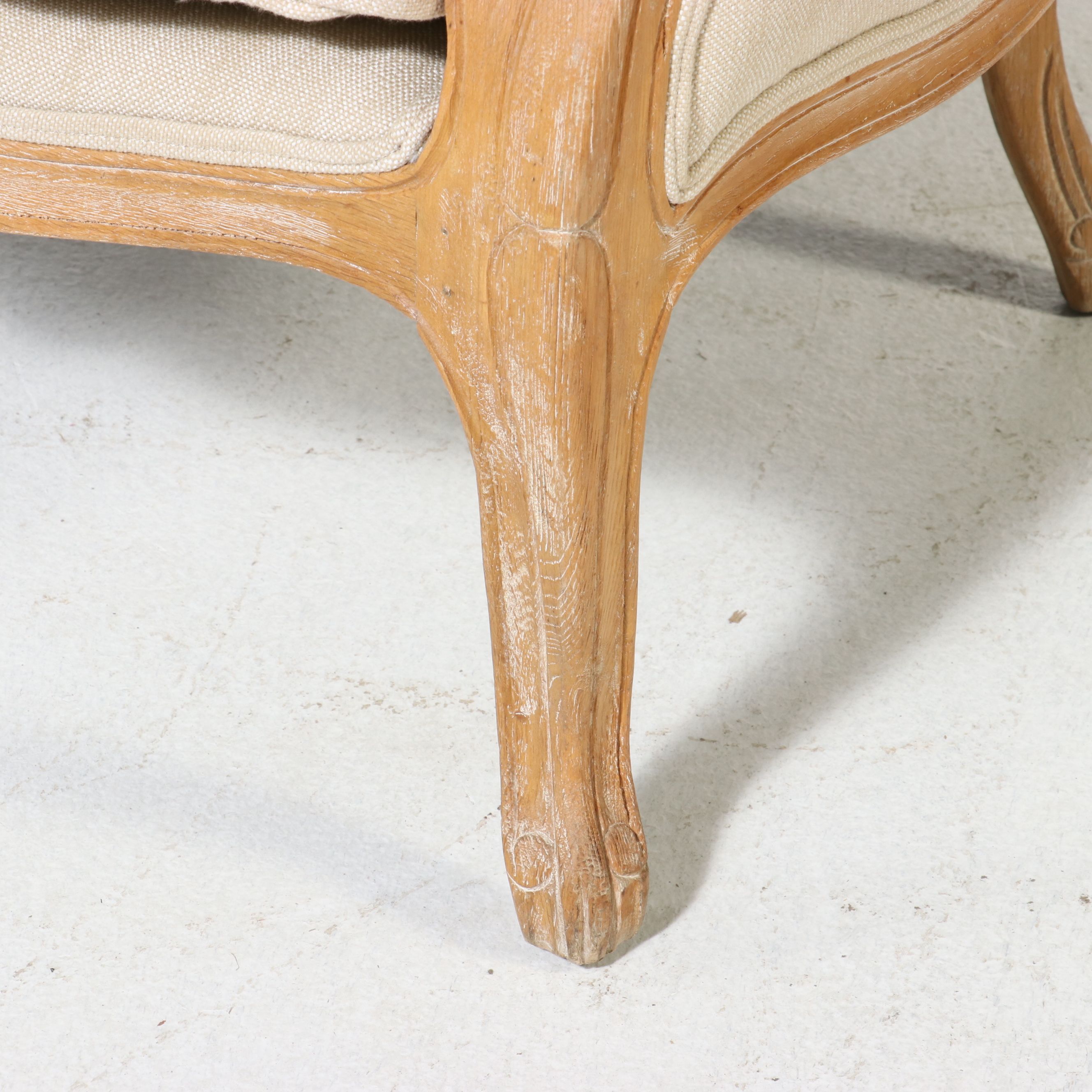 Safavieh French Provincial Style Porter’s Chair