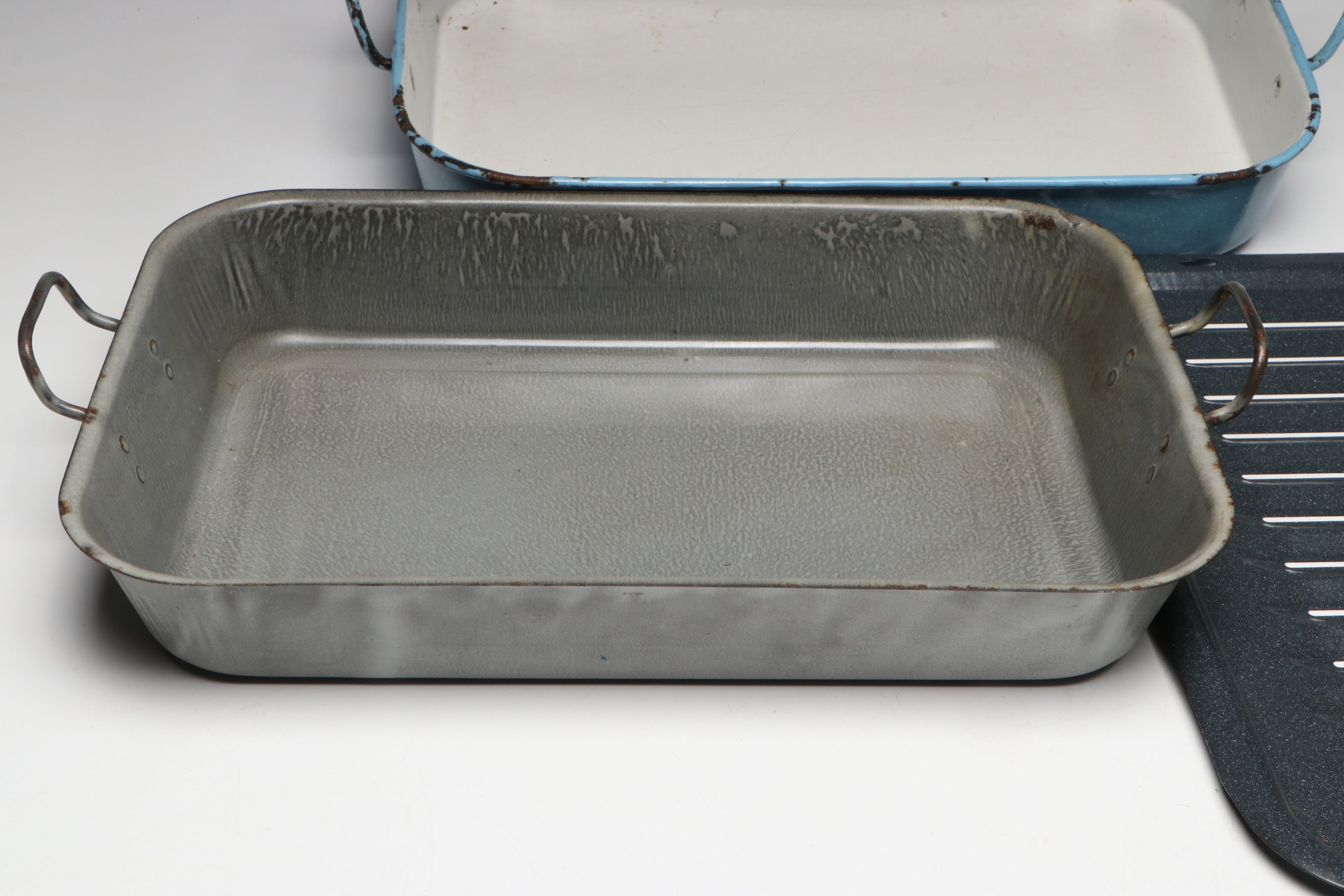 Ema-Lion Speckled Baker with Other Enamelware Pans, 20th Century