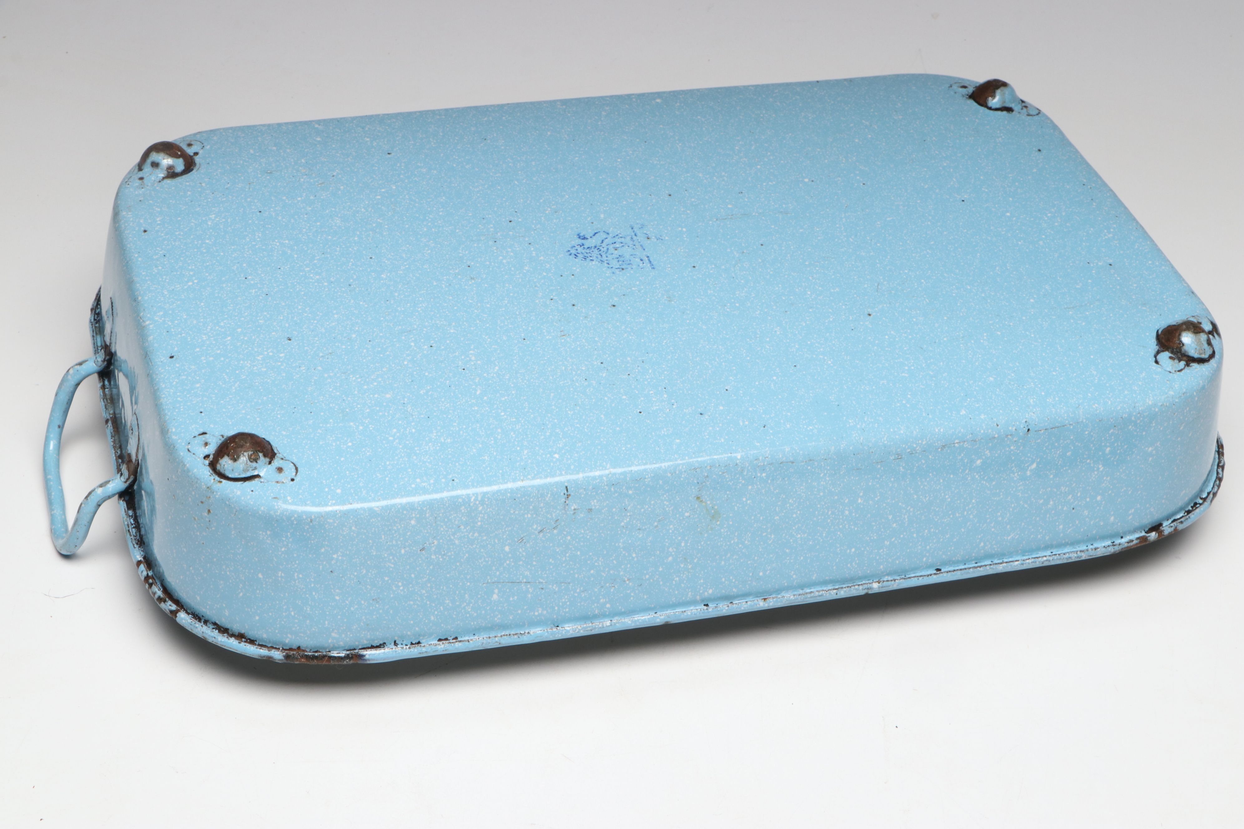 Ema-Lion Speckled Baker with Other Enamelware Pans, 20th Century