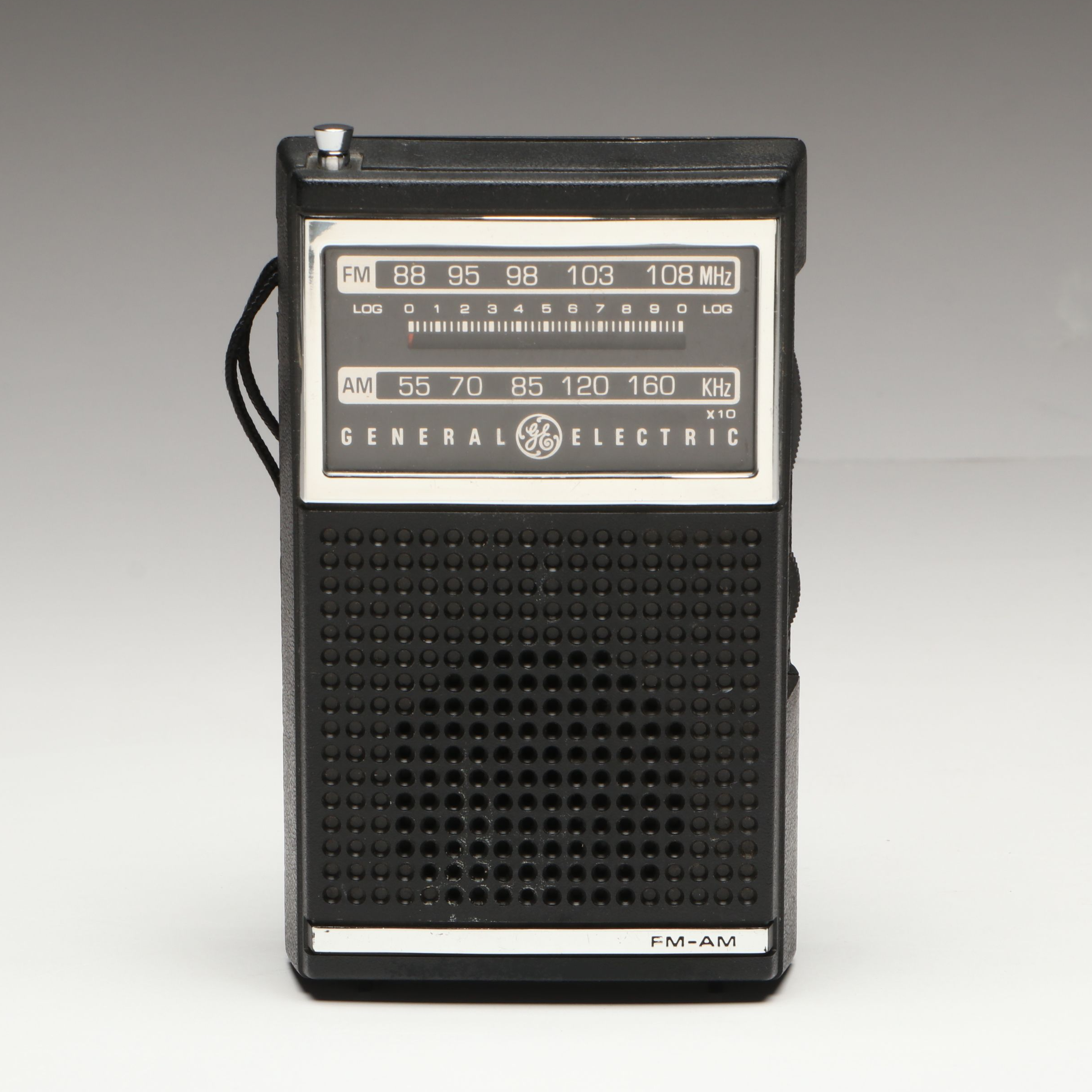 General Electric AM/FM Handheld Transistor Radio, Late 20th Century