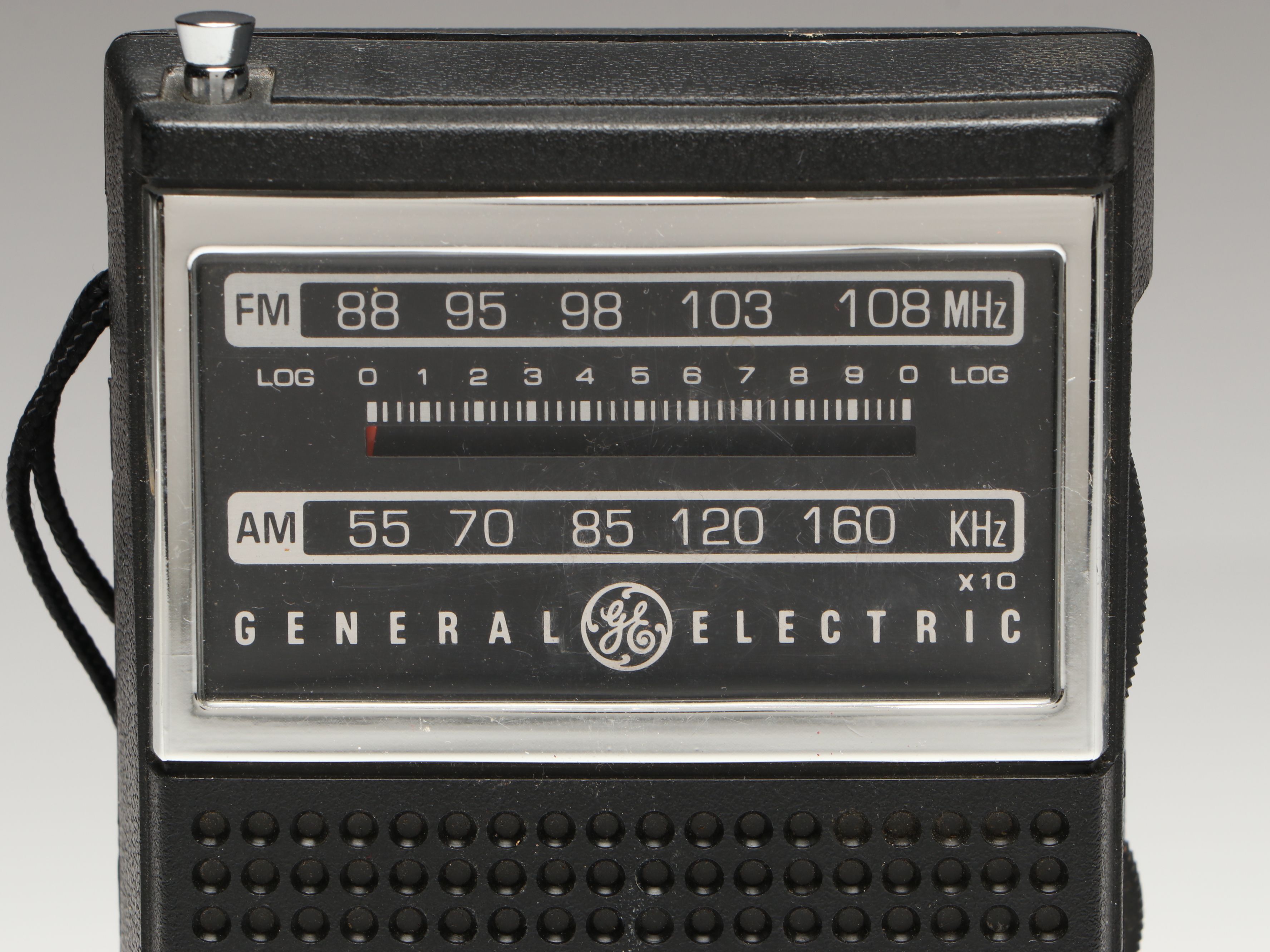 General Electric AM/FM Handheld Transistor Radio, Late 20th Century