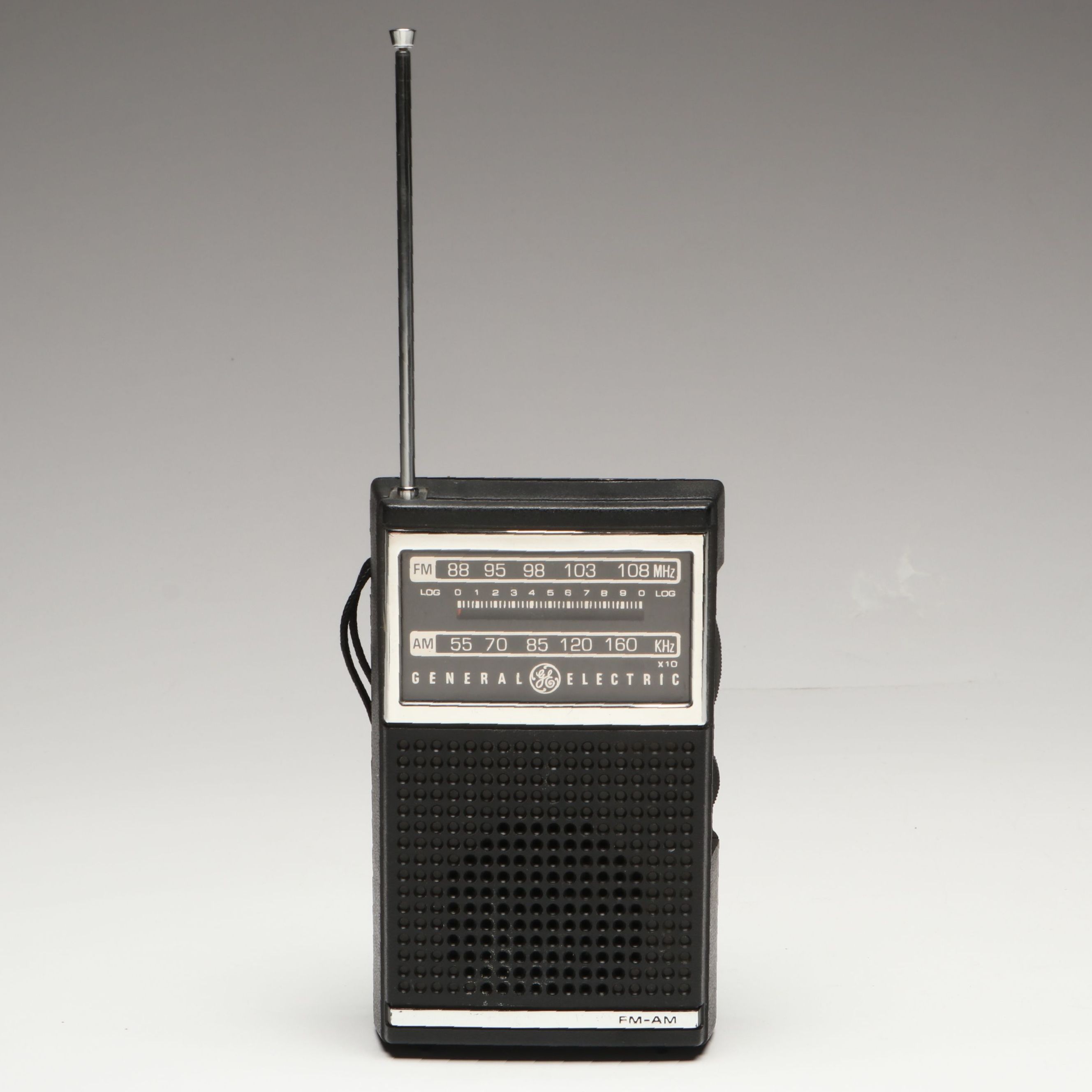 General Electric AM/FM Handheld Transistor Radio, Late 20th Century