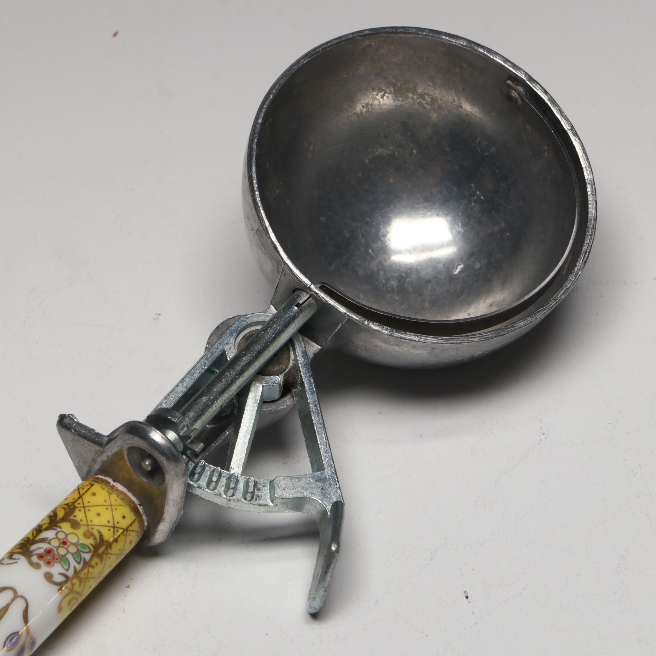 Porcelain Handle Pie Server and Ice Cream Scoop with Other Colorful Embroidery