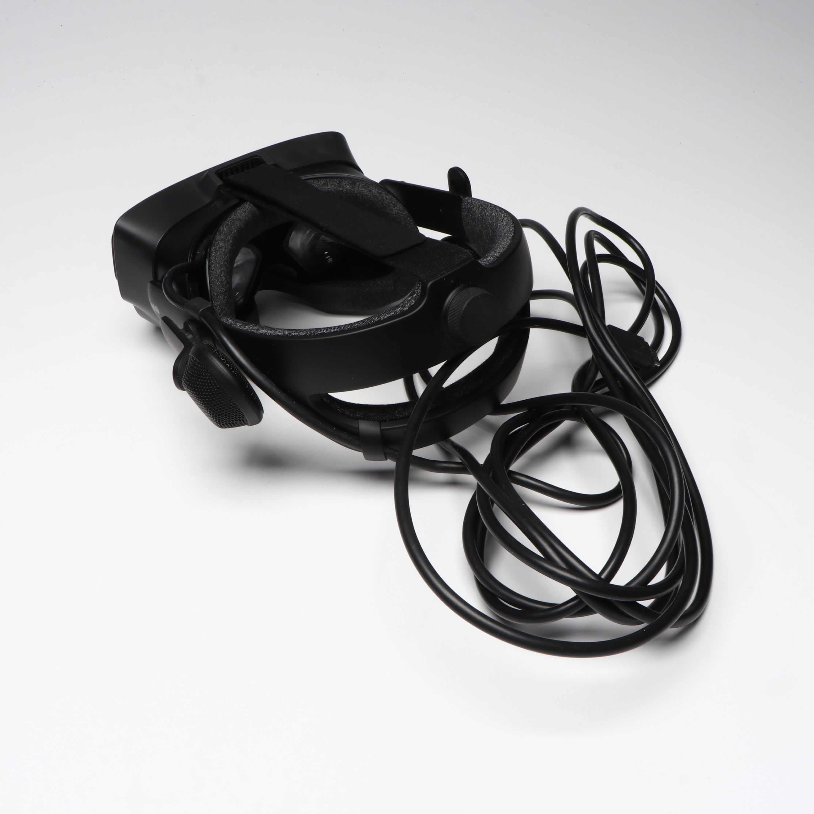 Valve Index Virtual Reality Kit Including Headset, Controllers and Base Stations