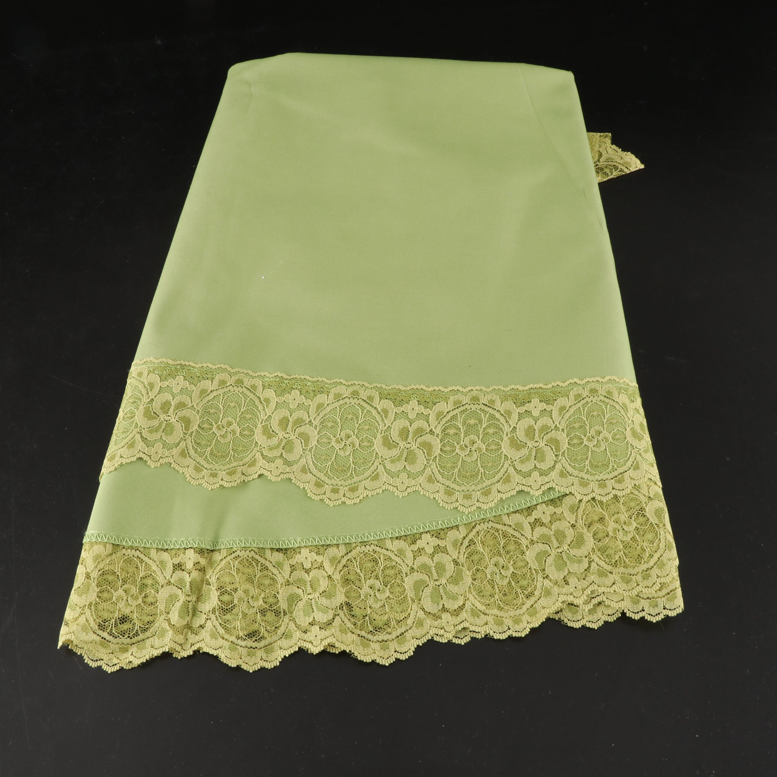 Embroidered Star-Shaped Doilies, Daisy Table Runner, and More Table Linens