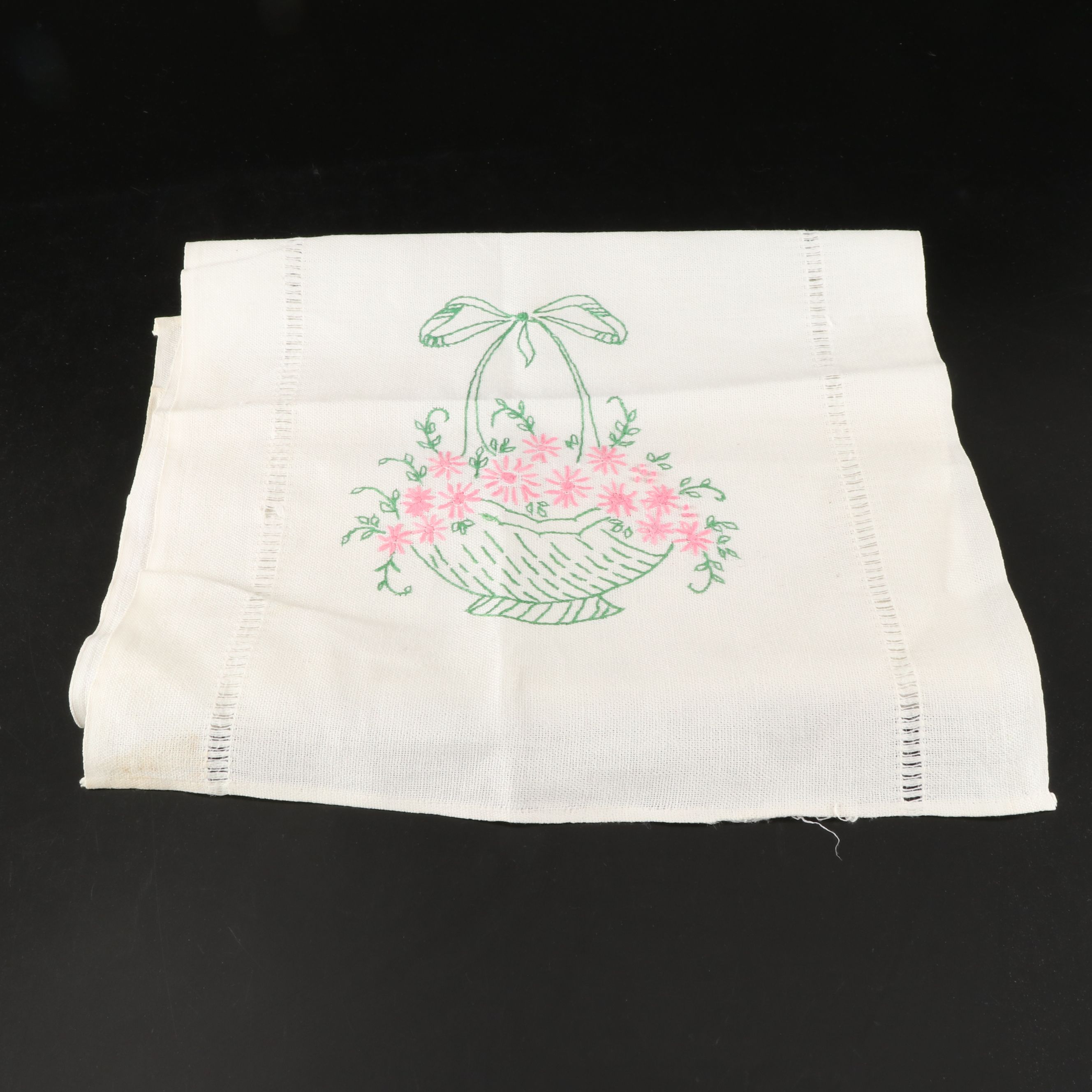 Embroidered Star-Shaped Doilies, Daisy Table Runner, and More Table Linens