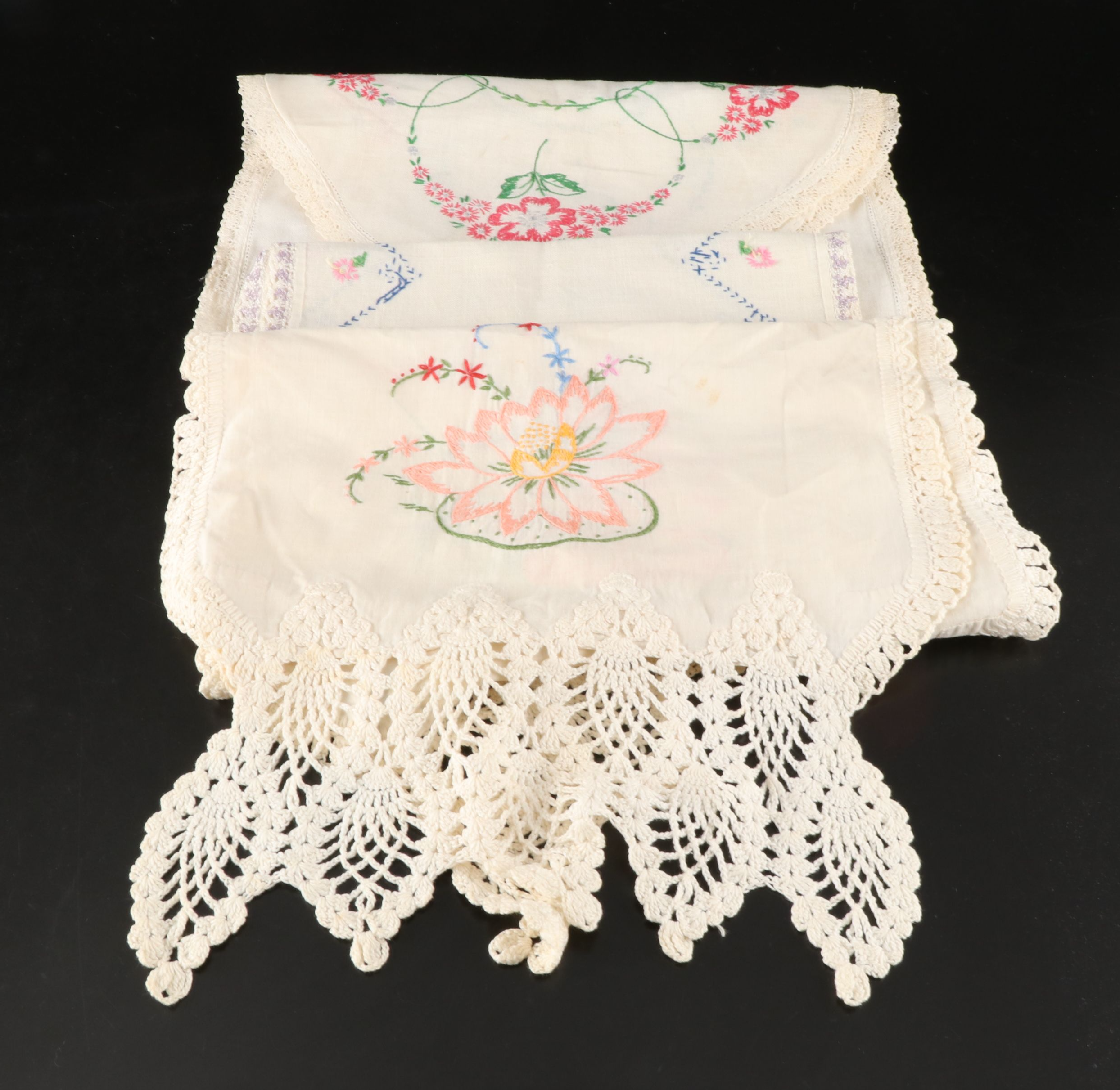 Embroidered Star-Shaped Doilies, Daisy Table Runner, and More Table Linens