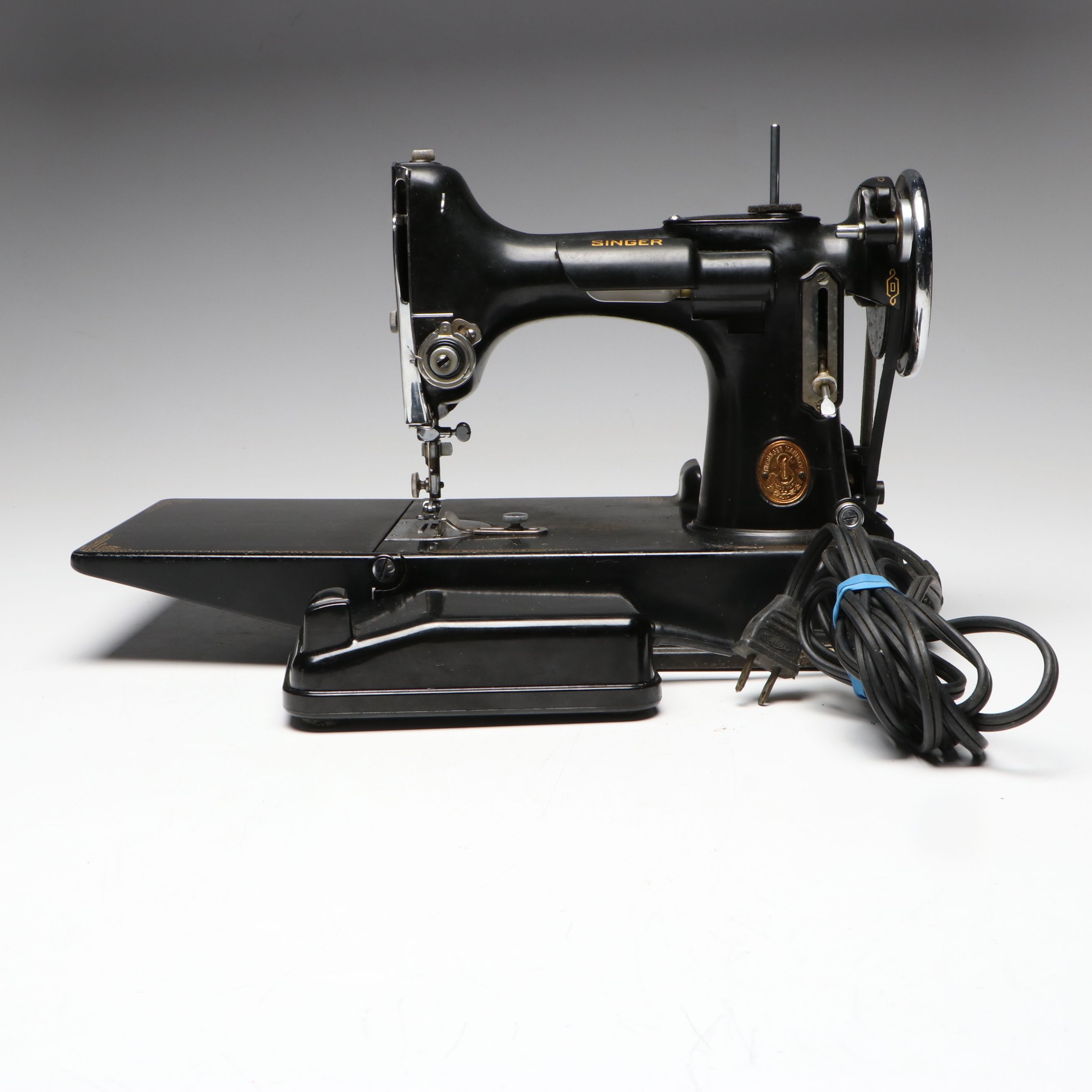 Singer Model 221 Featherweight Sewing Machine
