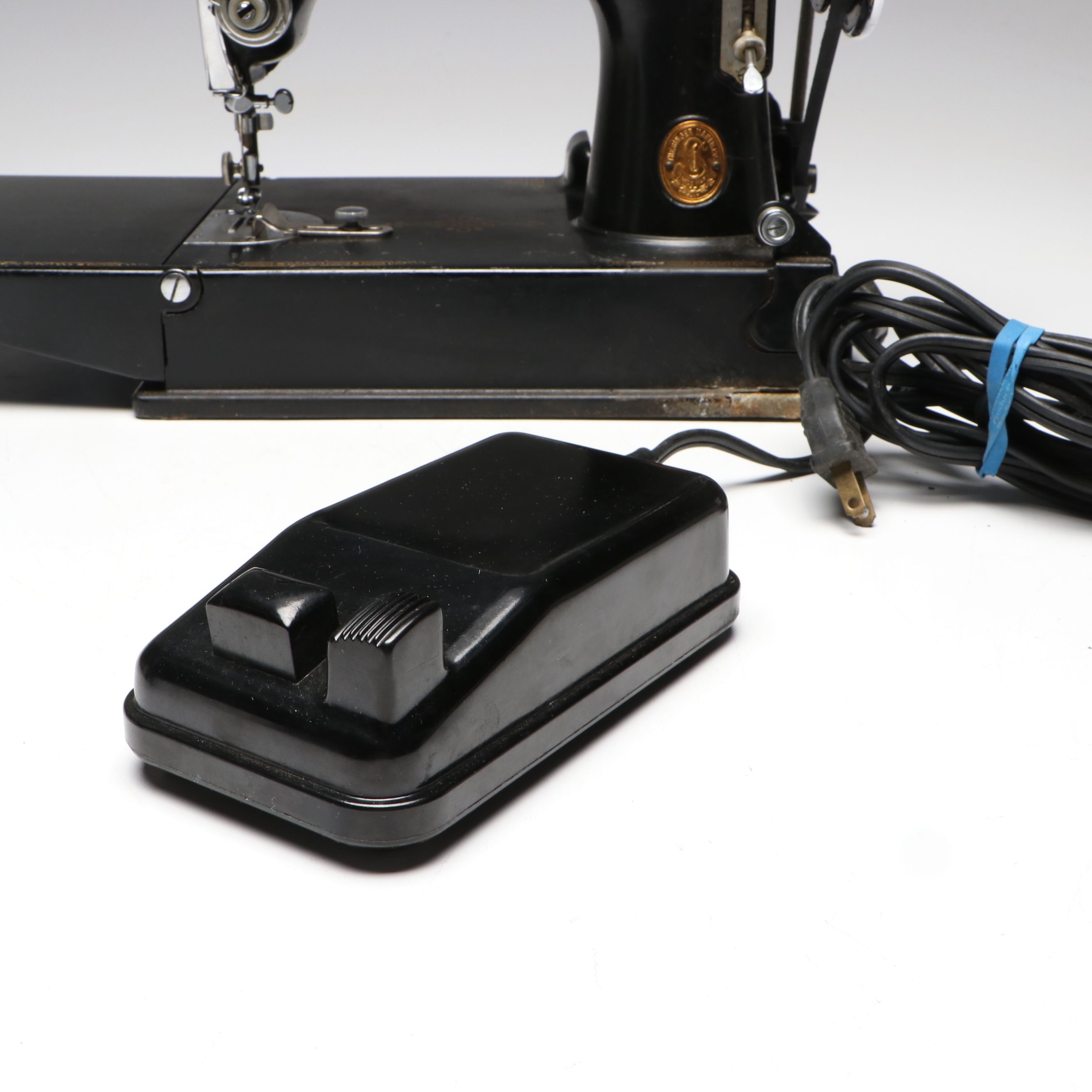 Singer Model 221 Featherweight Sewing Machine