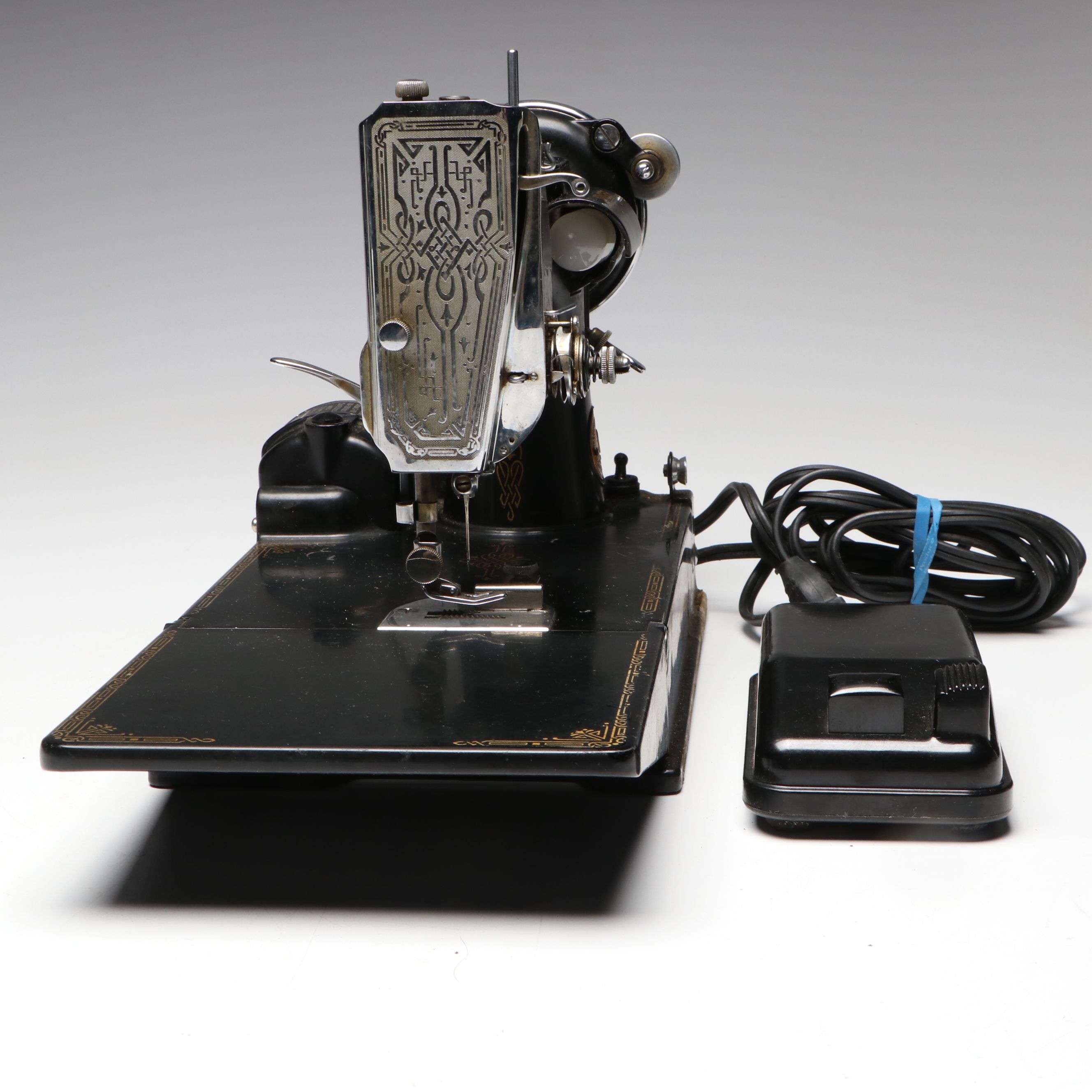Singer Model 221 Featherweight Sewing Machine