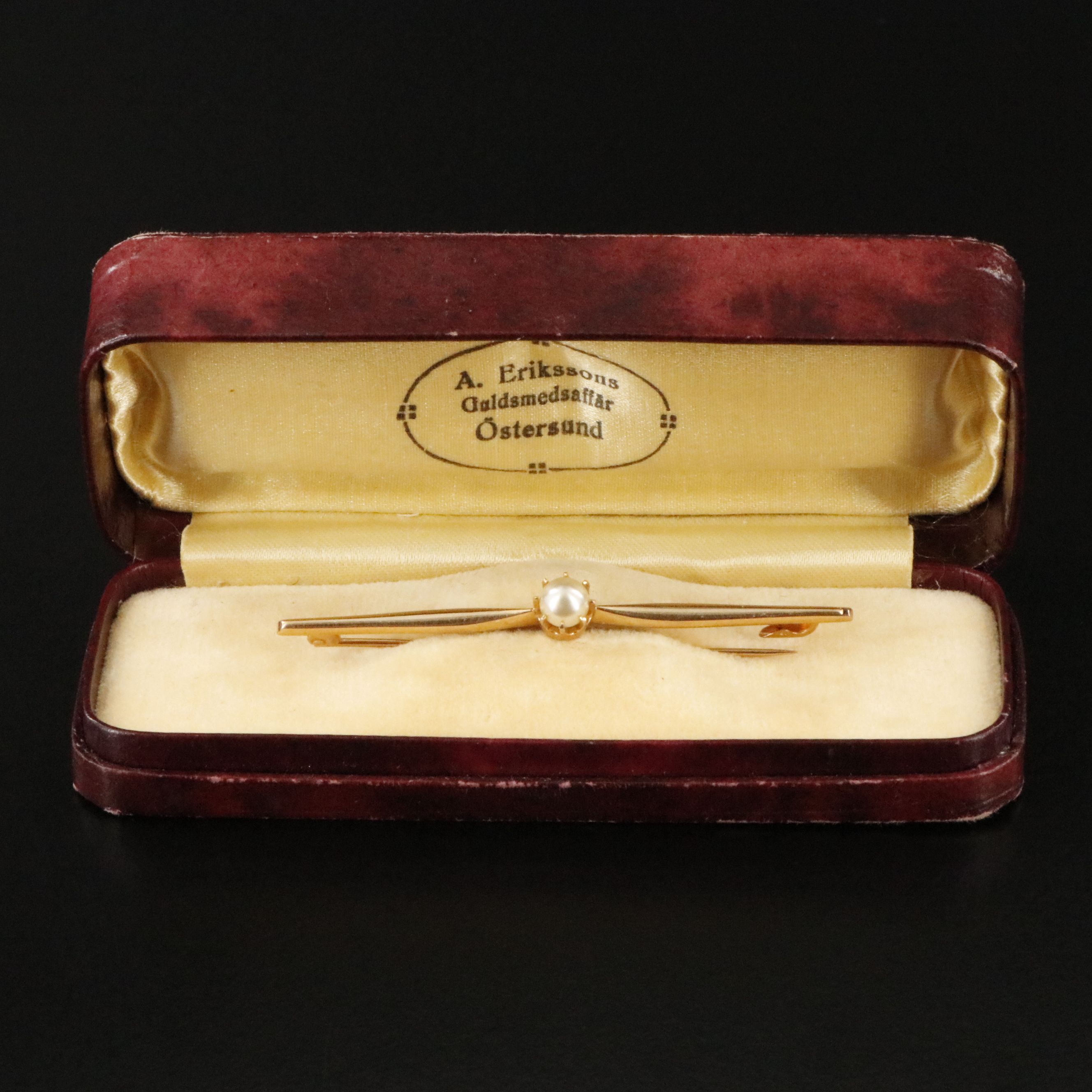 Scandinavian Gustaf Dahlgren & Co. 18K Faux Pearl Bar Pin, 1950s