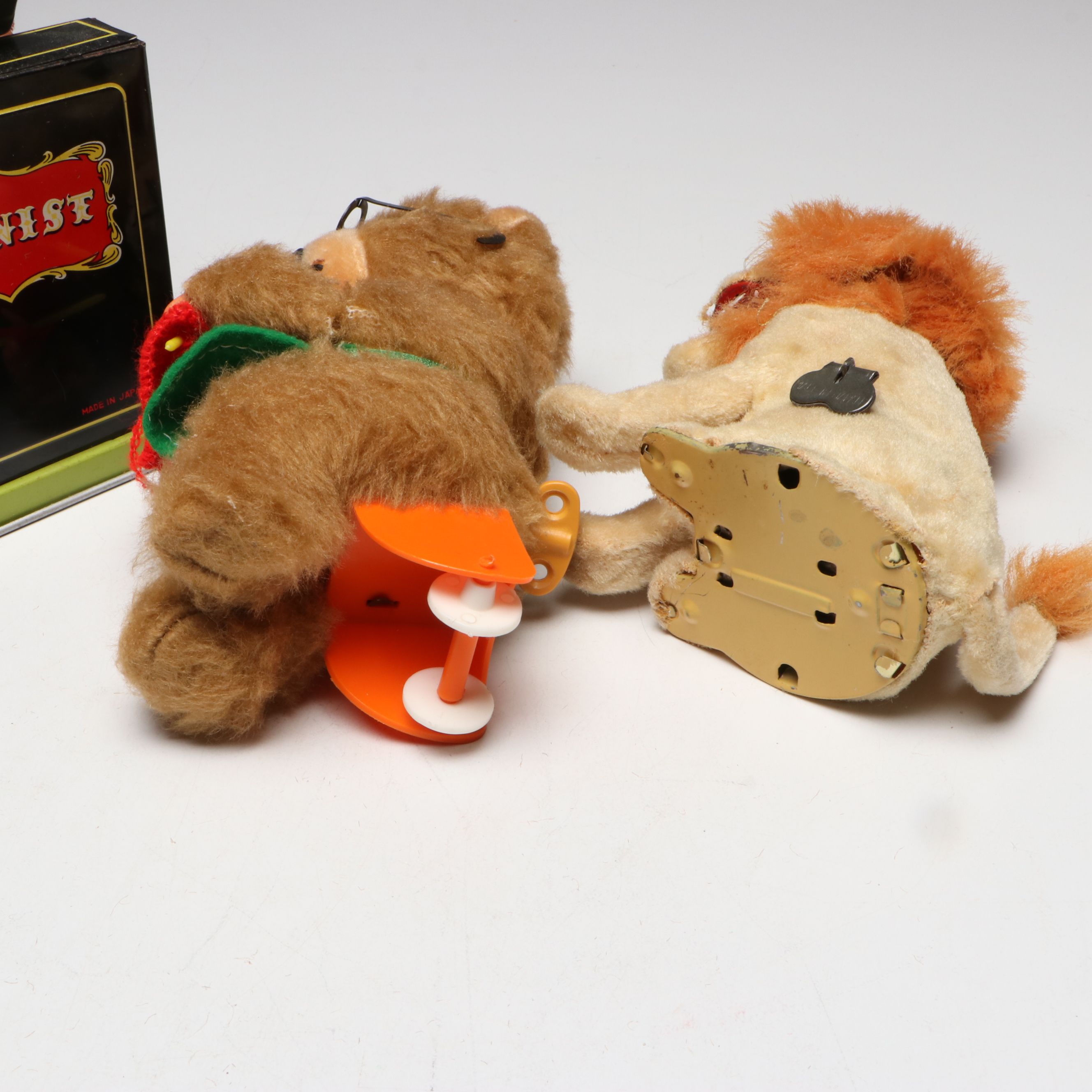 Carl Original Knitting Bear and More Wind-Up Toys