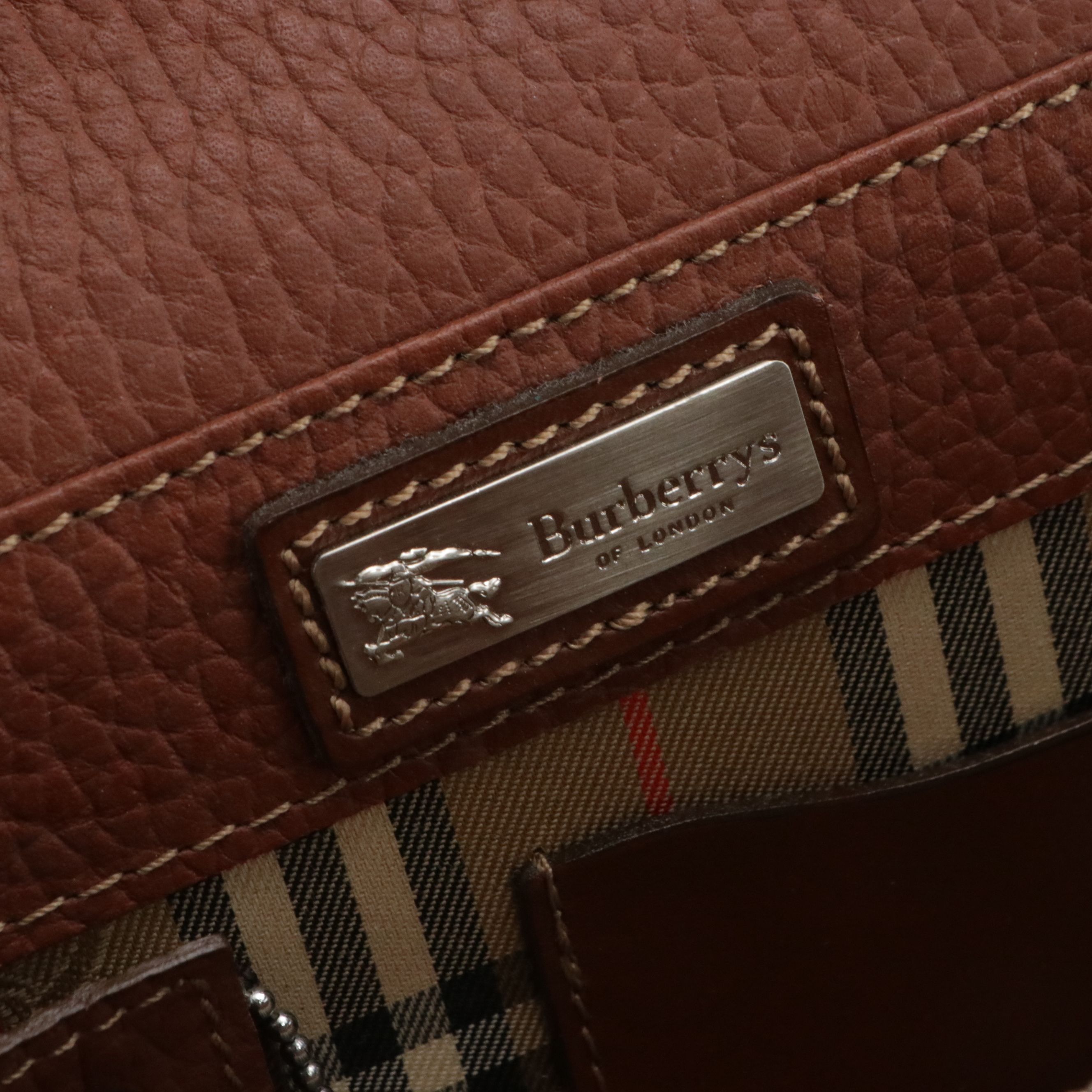 Burberrys Wristlet Clutch in Grained and Smooth Leather