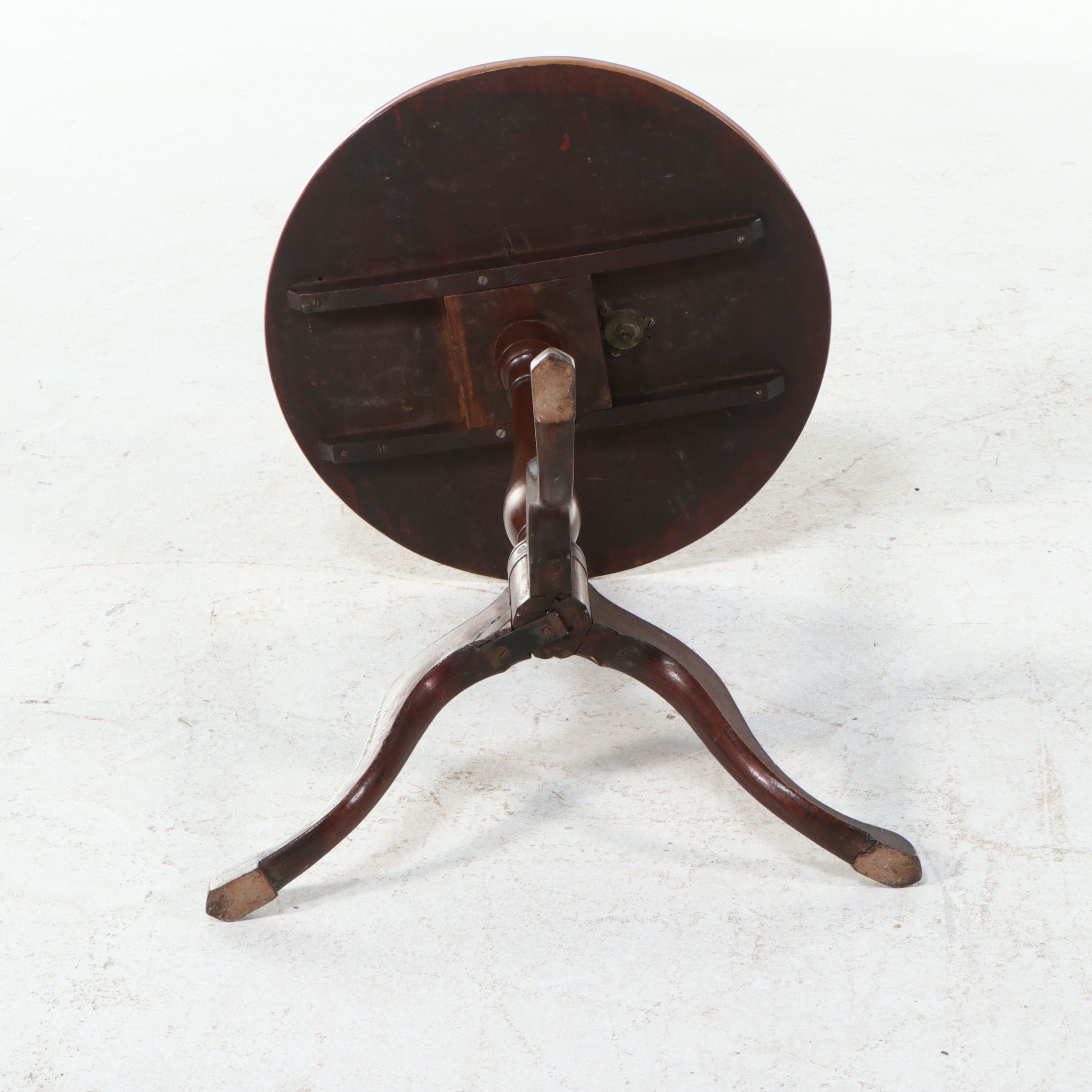Queen Anne Mahogany Tilt-Top Candlestand, Mid to Late 18th Century