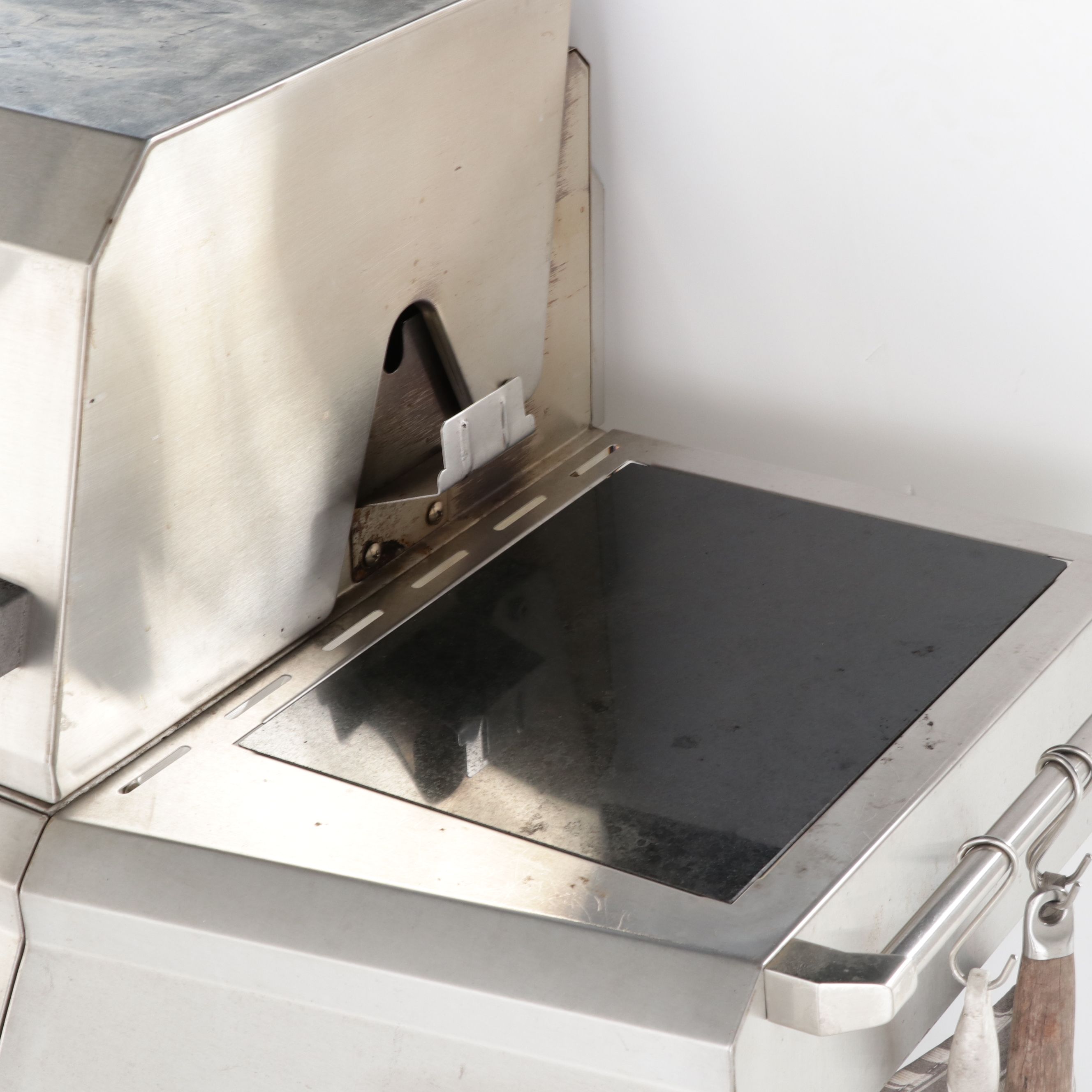 Ducane Meridian Gas Grill with Cover